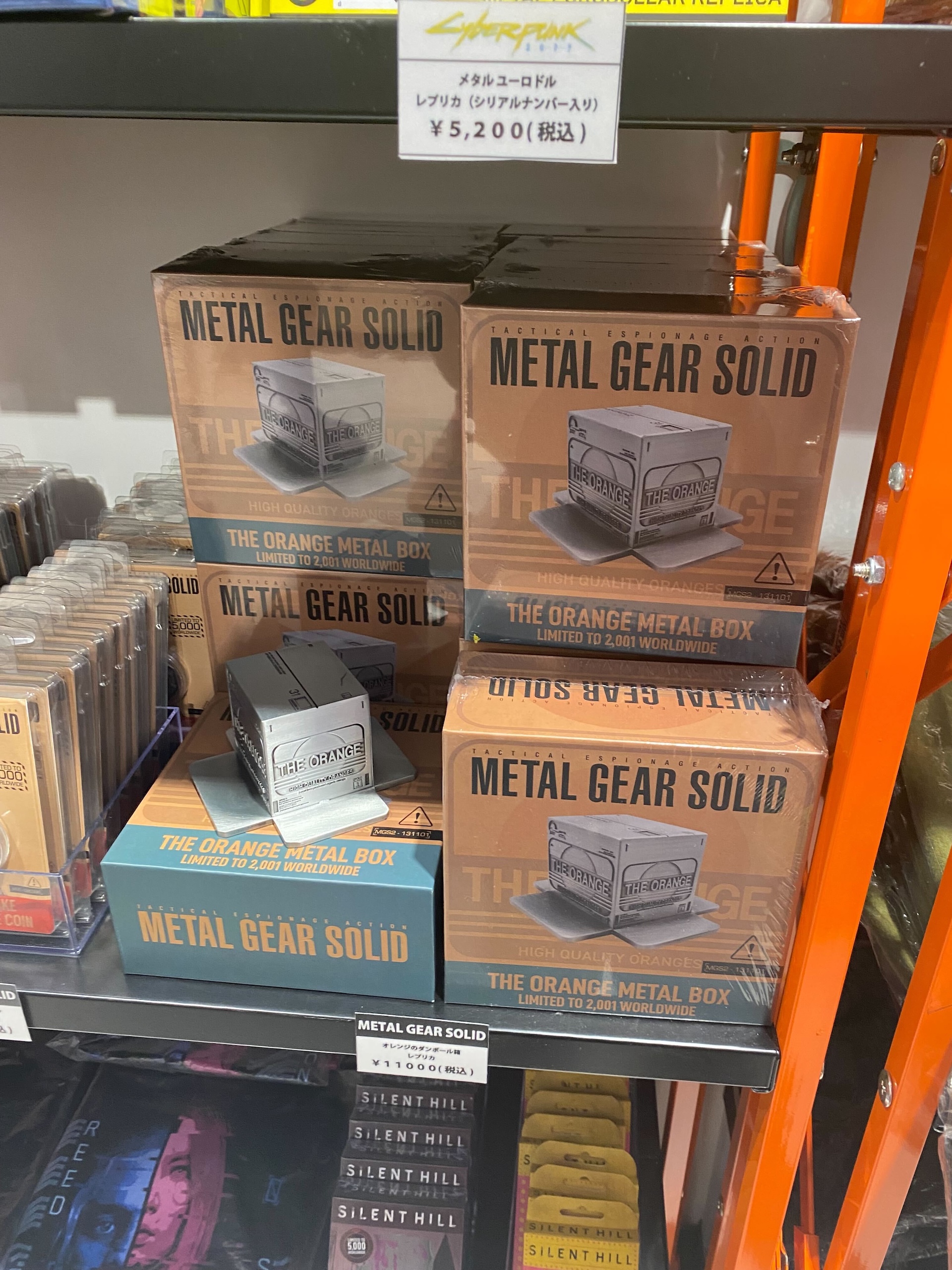 「メタルギアソリッド」シリーズよりダンボールを模した金属のオブジェが登場。世界2001個限定でシリアルナンバー入り