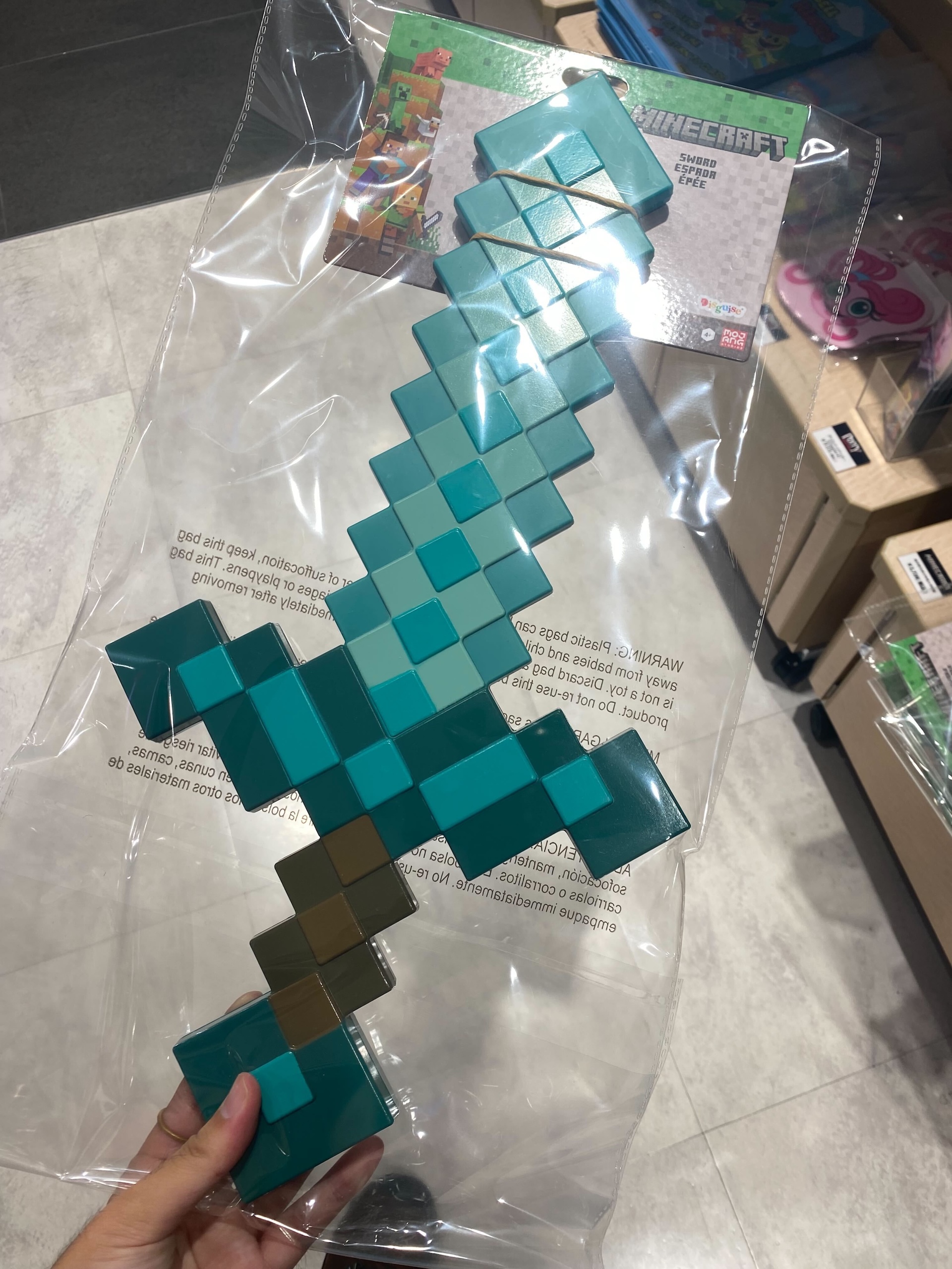 「メタルギアソリッド」シリーズよりダンボールを模した金属のオブジェが登場。世界2001個限定でシリアルナンバー入り