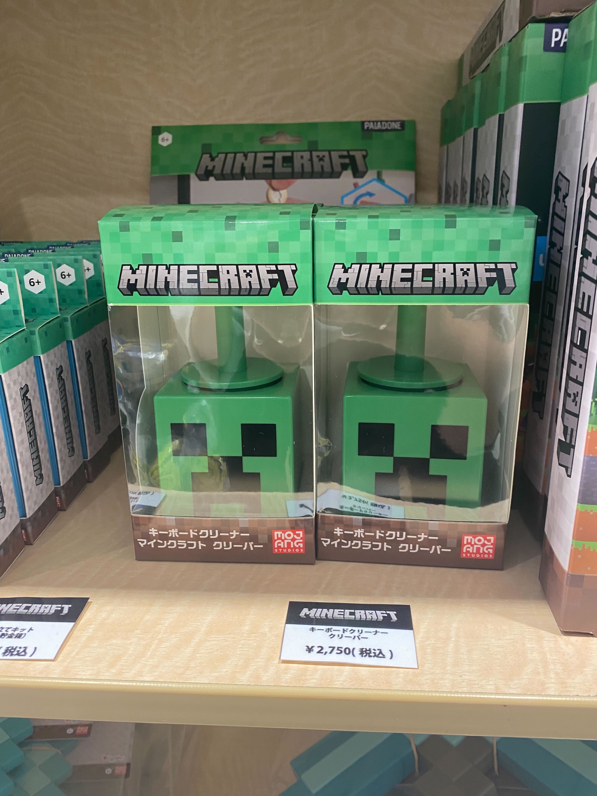 「メタルギアソリッド」シリーズよりダンボールを模した金属のオブジェが登場。世界2001個限定でシリアルナンバー入り