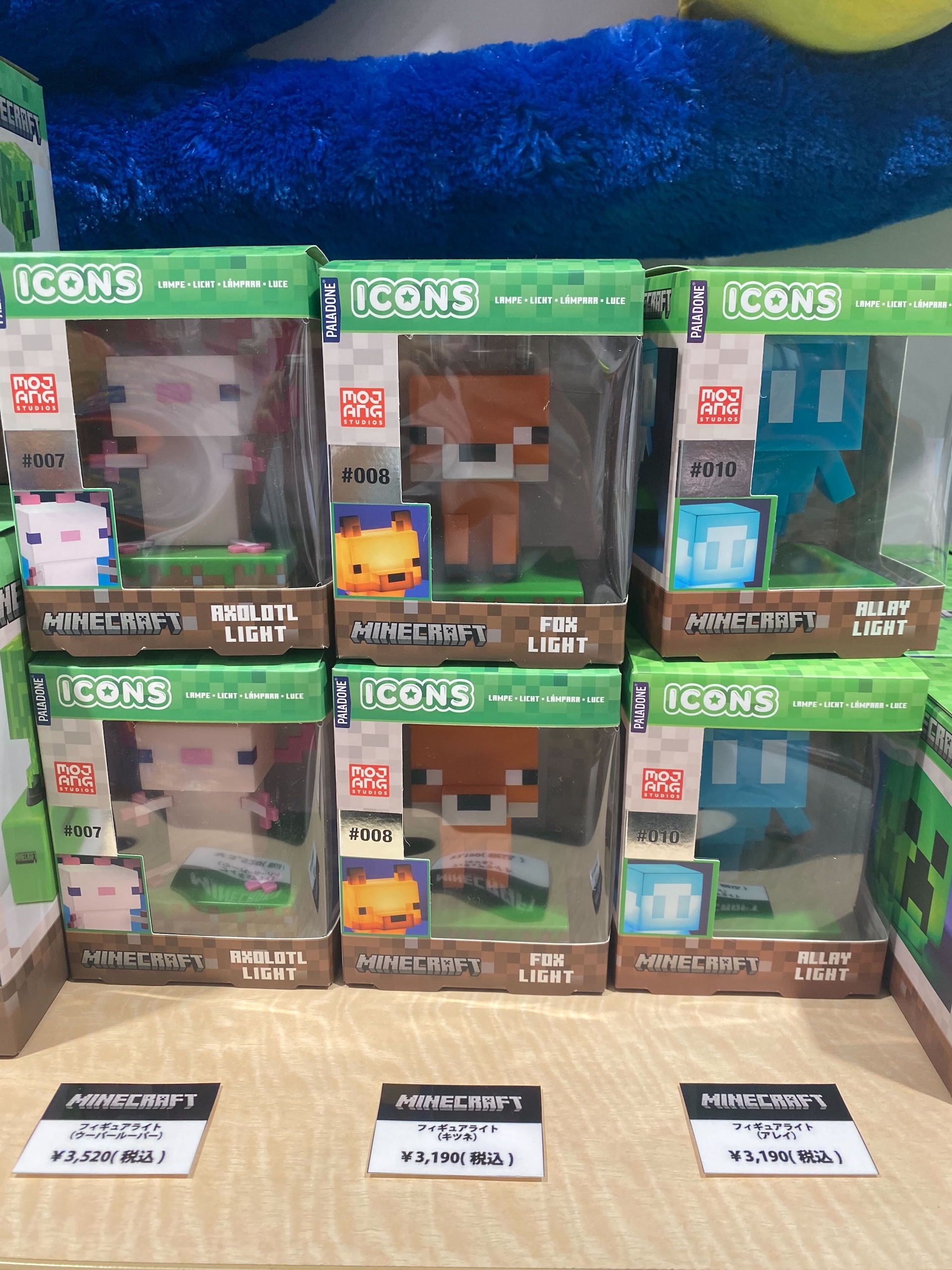 「メタルギアソリッド」シリーズよりダンボールを模した金属のオブジェが登場。世界2001個限定でシリアルナンバー入り