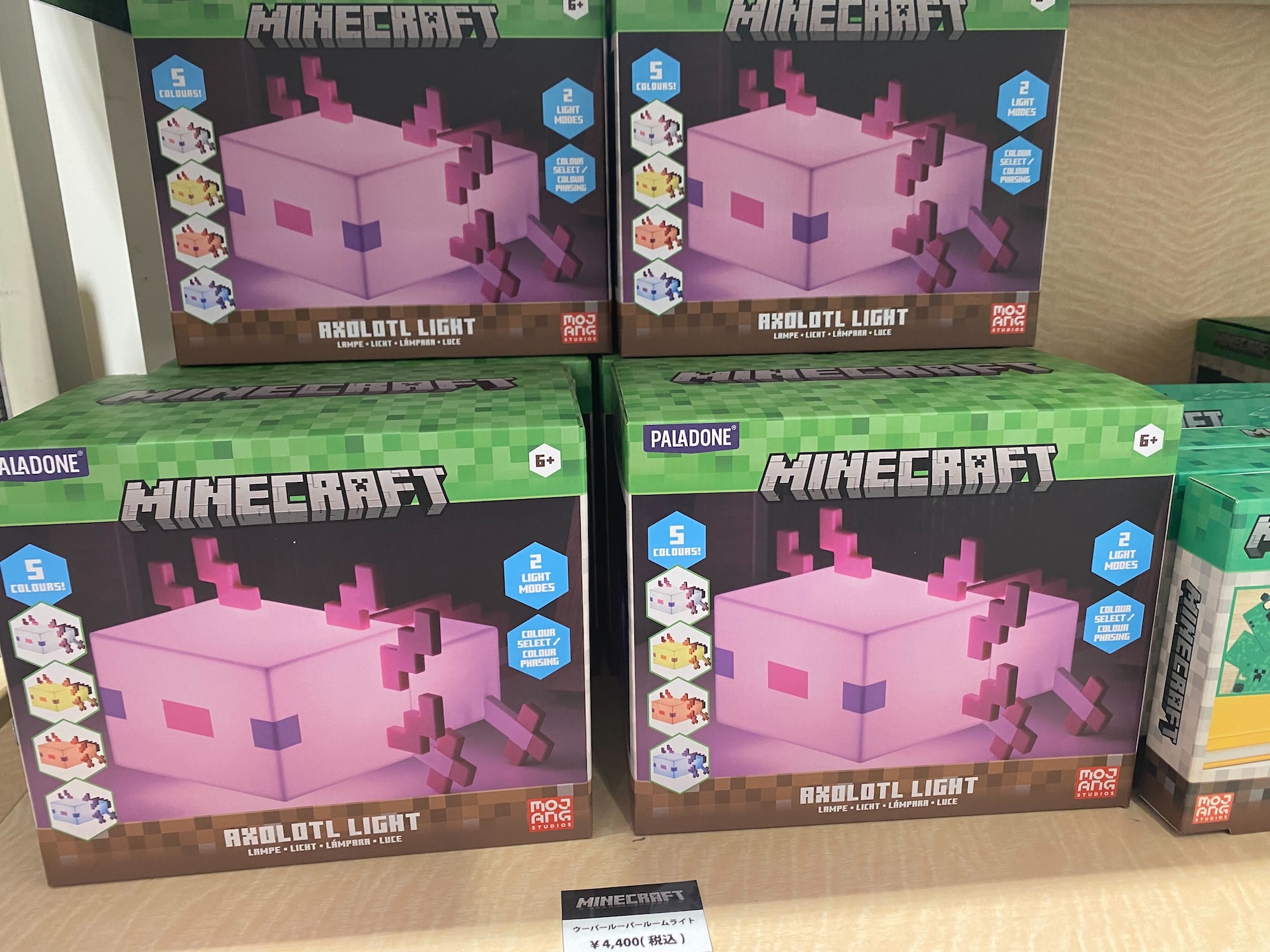 「メタルギアソリッド」シリーズよりダンボールを模した金属のオブジェが登場。世界2001個限定でシリアルナンバー入り