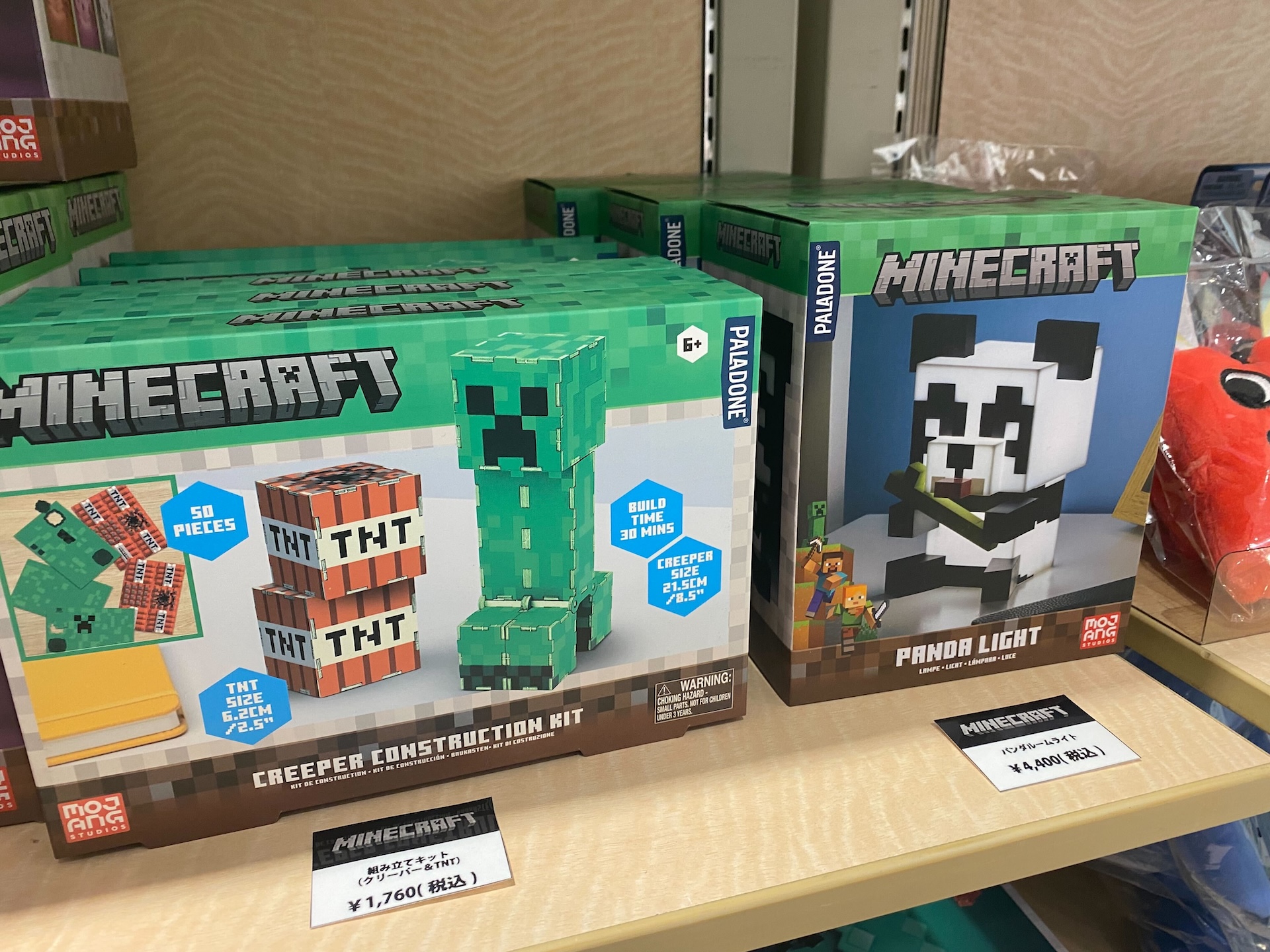 「メタルギアソリッド」シリーズよりダンボールを模した金属のオブジェが登場。世界2001個限定でシリアルナンバー入り