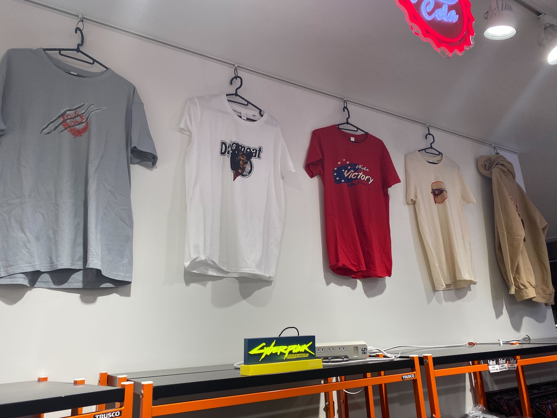 「メタルギアソリッド」シリーズよりダンボールを模した金属のオブジェが登場。世界2001個限定でシリアルナンバー入り