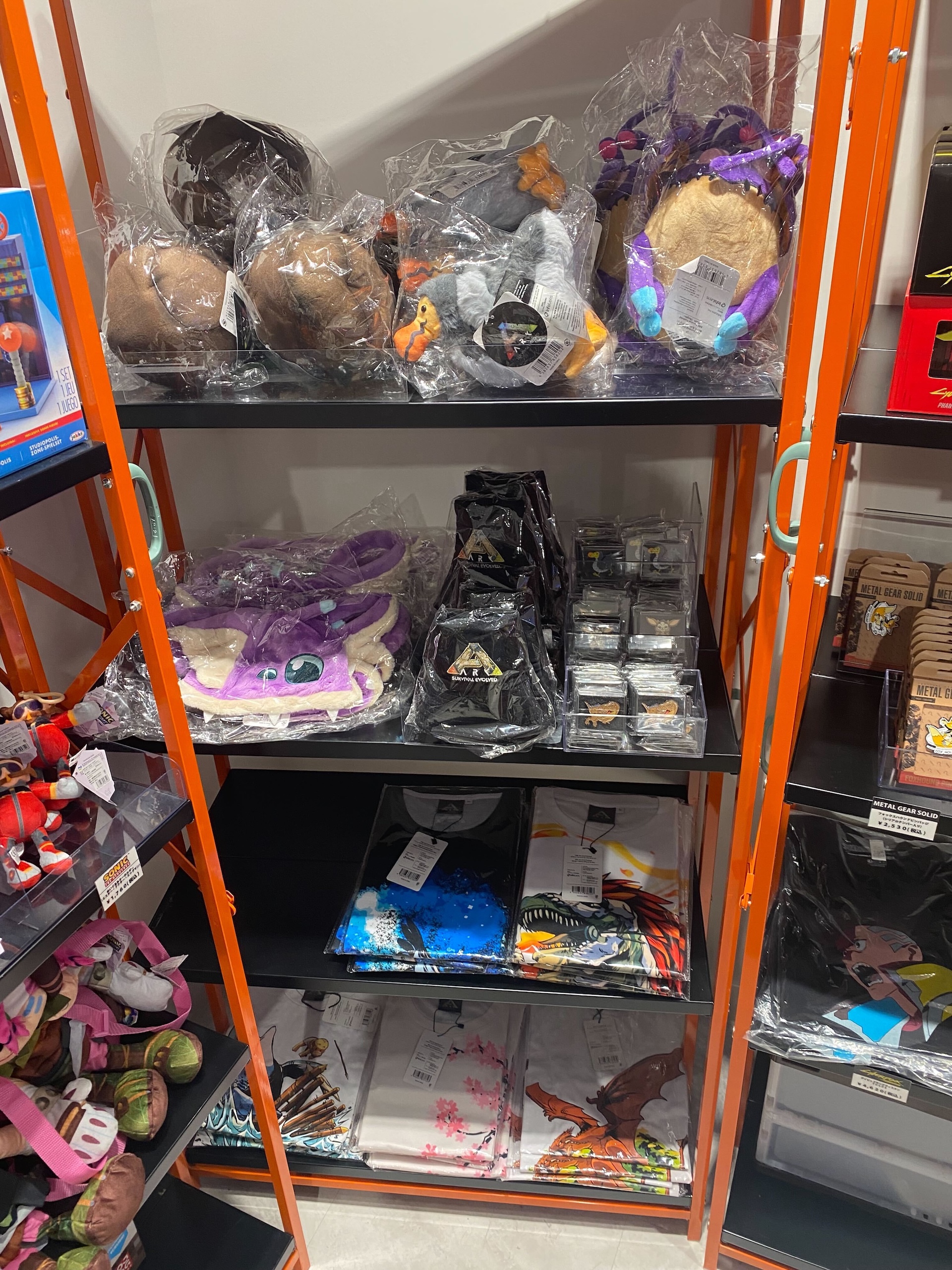 「メタルギアソリッド」シリーズよりダンボールを模した金属のオブジェが登場。世界2001個限定でシリアルナンバー入り