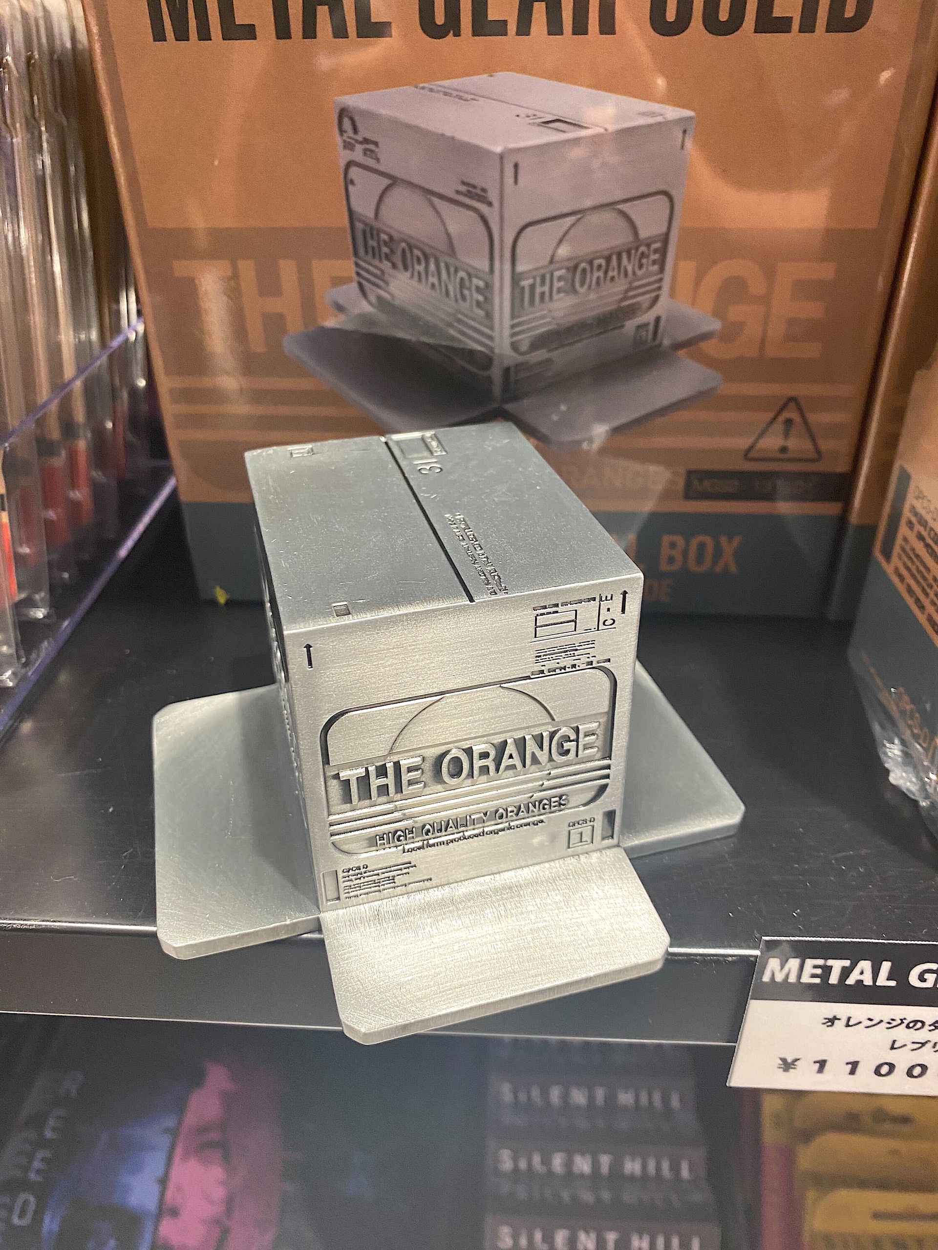 「メタルギアソリッド」シリーズよりダンボールを模した金属のオブジェが登場。世界2001個限定でシリアルナンバー入り