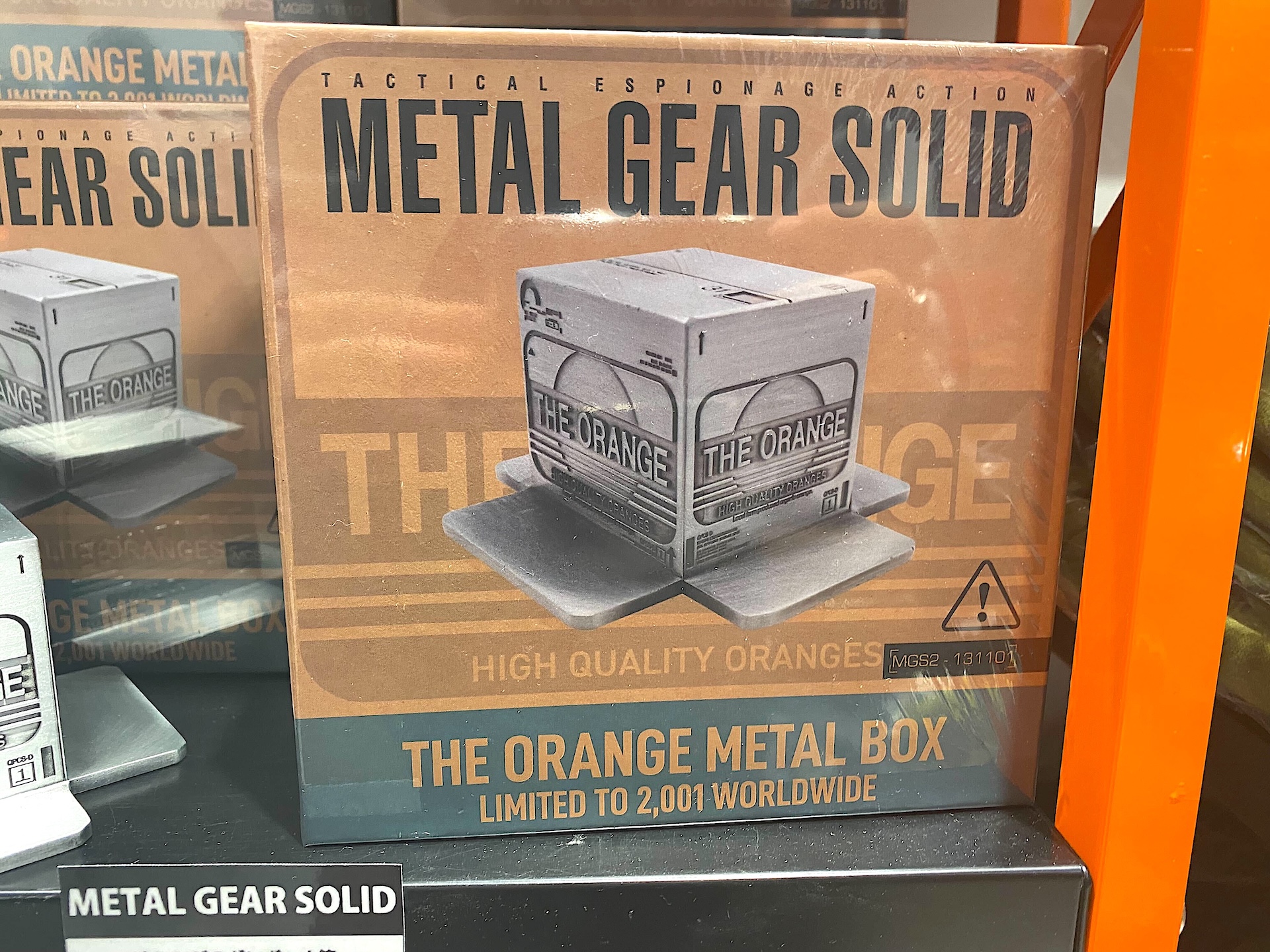 「メタルギアソリッド」シリーズよりダンボールを模した金属のオブジェが登場。世界2001個限定でシリアルナンバー入り