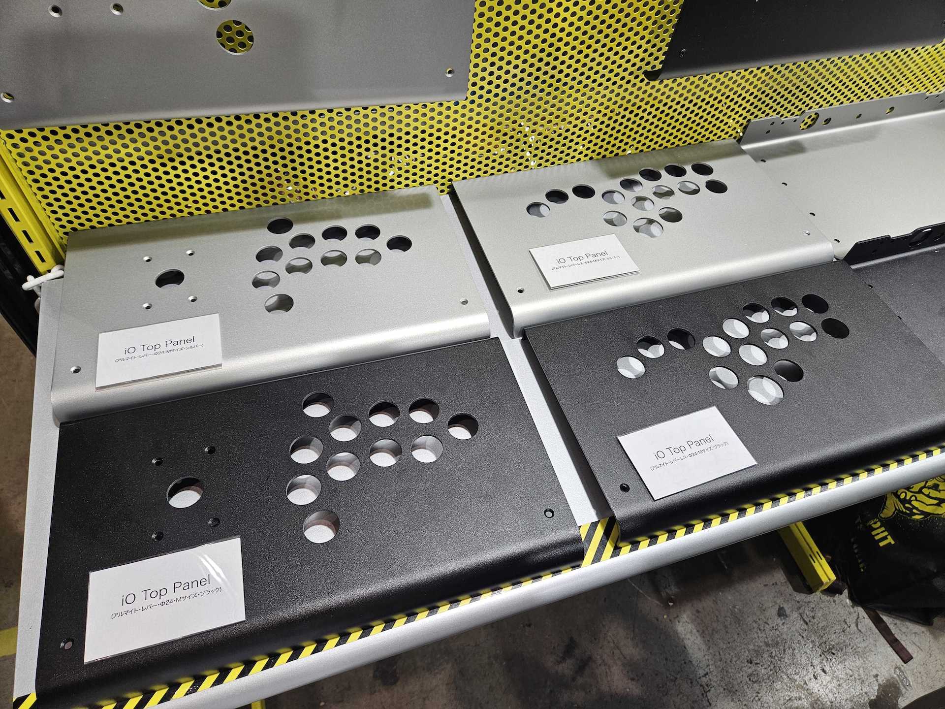 ブースにて確認できたレバータイプコントローラーのボタン配置の見本。セミオーダー品のため、しばらくはこの2通りから選ぶことになるようだ。今後新たなボタン配置も追加される可能性もあると意欲的だった