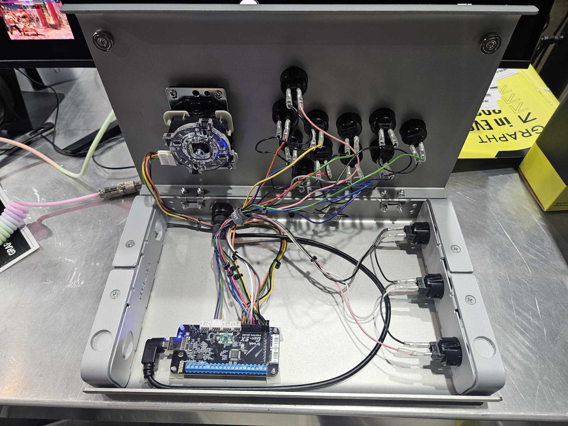 マグネットで固定されており、簡単に開けられるメンテナンスのしやすい構造に
