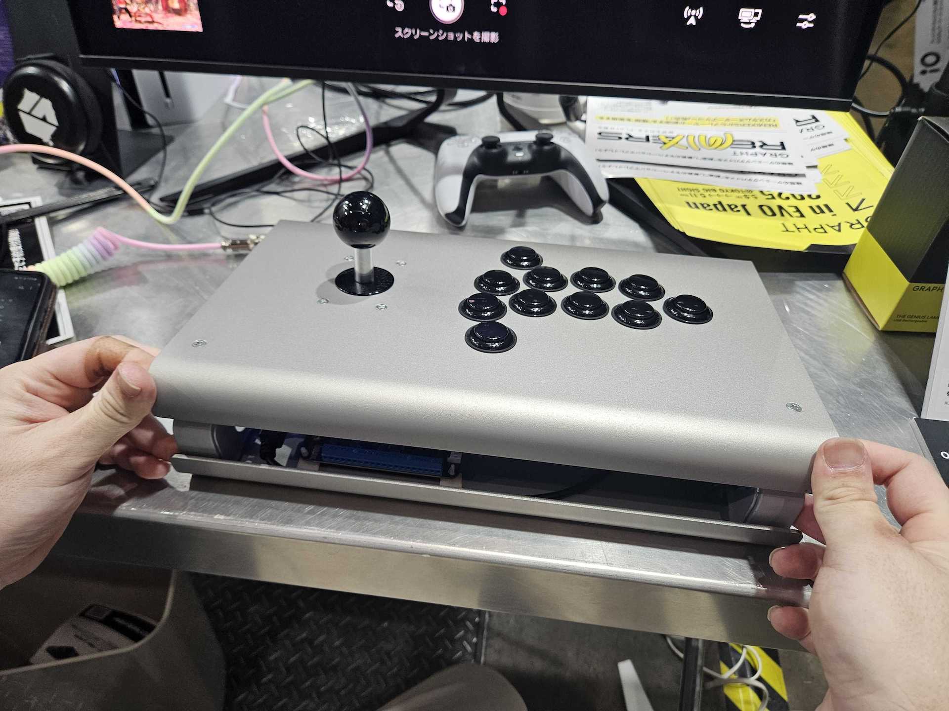 マグネットで固定されており、簡単に開けられるメンテナンスのしやすい構造に