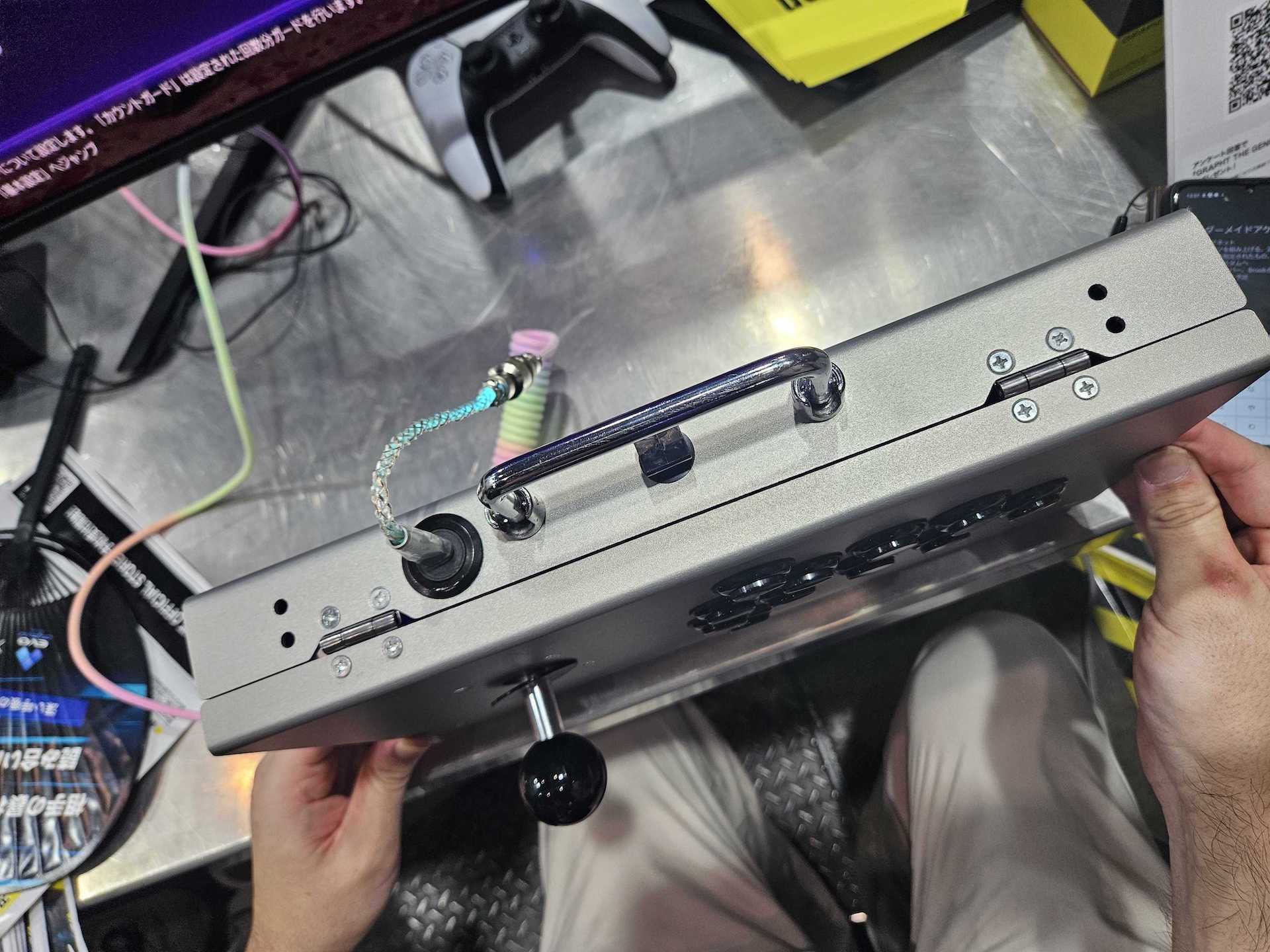 コントローラーの上部には持ち手が搭載。今回は盗難防止の関係上、実際に持ち運ぶことはできなかったが、コントローラーの重みも比較的軽く、それでいて重さは前述のとおり操作に不具合をもたらすような軽さではないため問題ないと思われる。メタルボディの本体のおかげで、まるでジュラルミンケースを持ち運んでいるかのようで優越感を感じたのは内緒だ