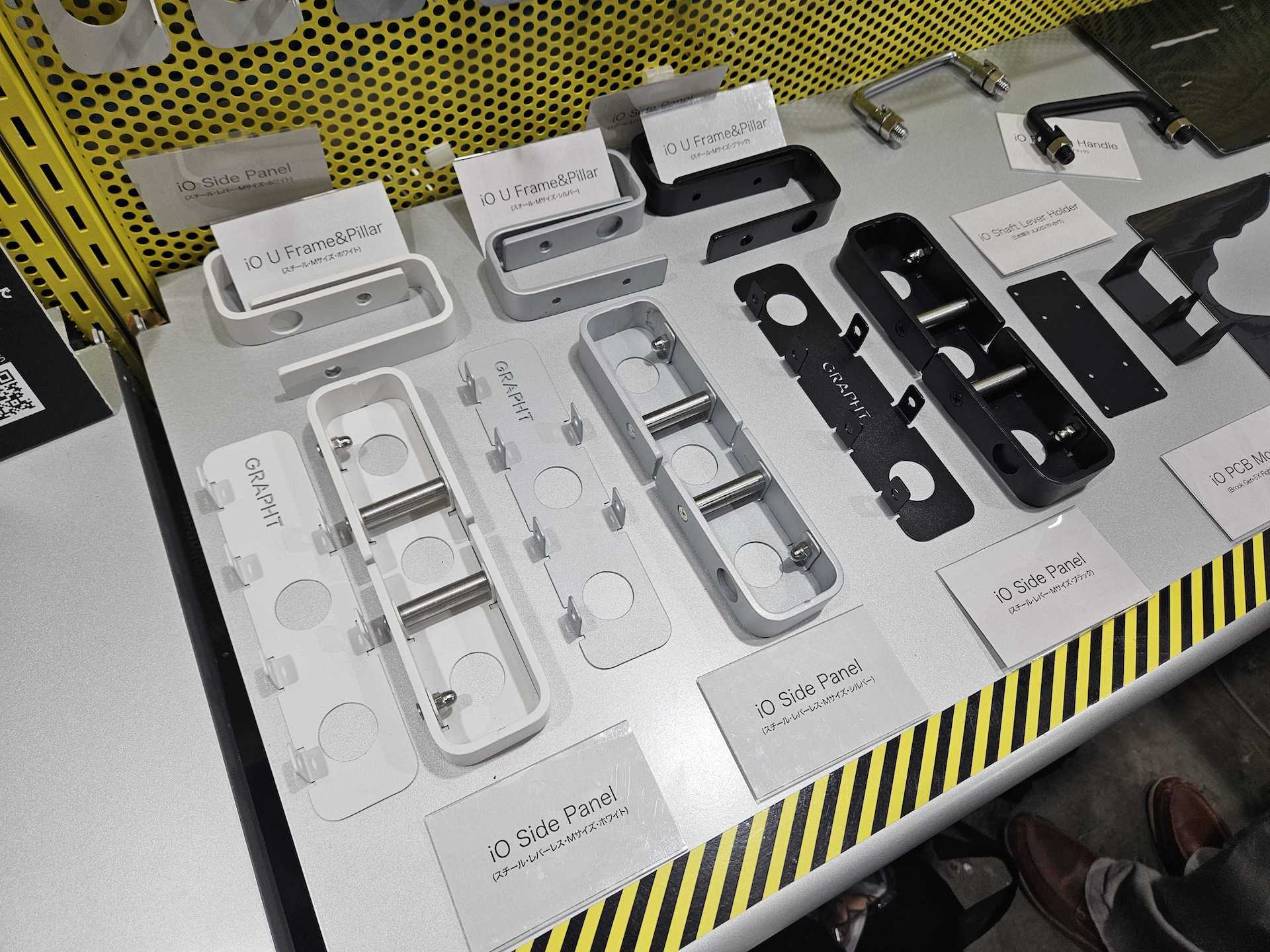 用意された様々なパーツから好みのものを選べる。現在の段階で発注できるレバーとボタンについては三和電子製レバーとボタン、内部基板はBrookのもののみ。しかし、将来的には様々なパーツの組み合わせも検討しているとのコメントを頂いた