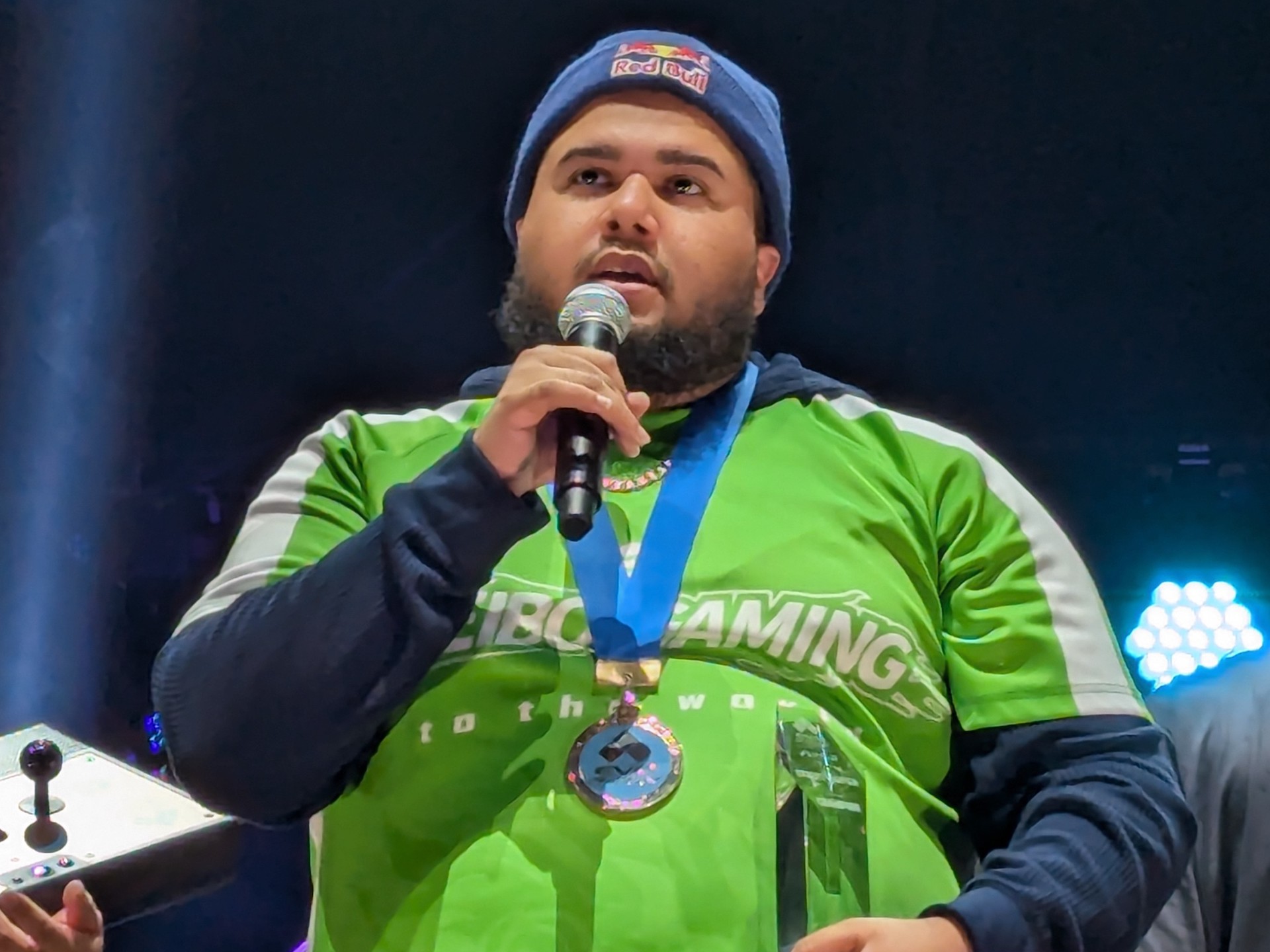 表彰式でスピーチするMenaRD選手