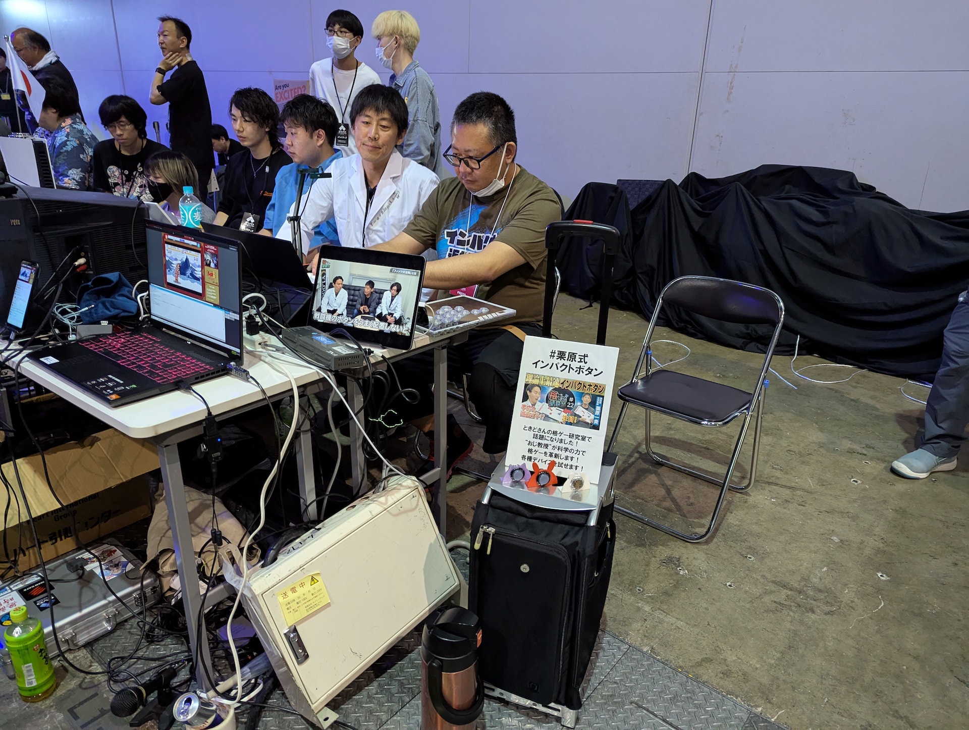 初日と2日目には、BYOCエリア(Bring Your Own Conputer)において、ときど選手のYouTubeチャンネルでも紹介されていた栗原一貴教授が会場を訪れ、自身の開発した栗原式インパクトボタンを持参し、来場者に試してもらっている様子が確認できた