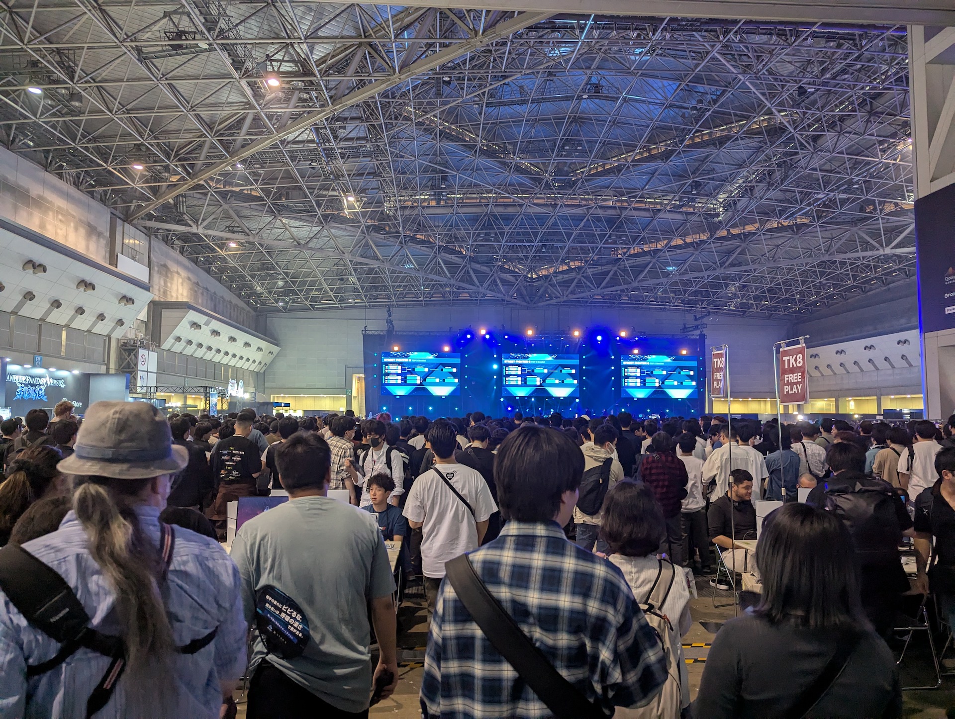 3日目はかなり奥まで観戦目的の参加者が並んでおり、メインステージの巨大なスクリーンに注目している様子が見られた