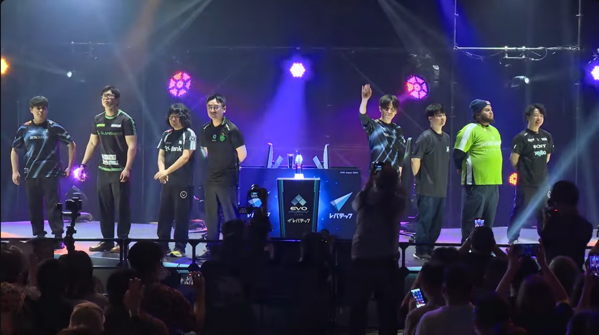 配信より、FINALSに進出した8人の選手が壇上に並ぶ様子