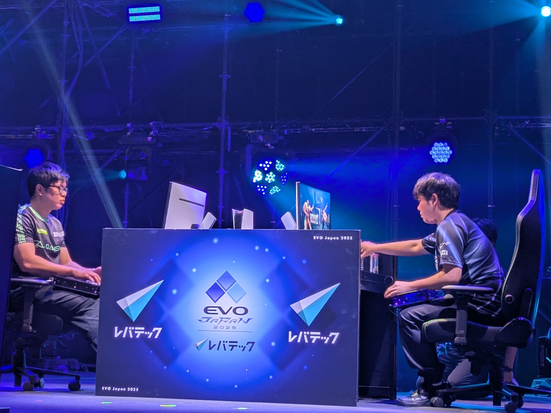 Losers1回戦はこばやん選手とひぐち選手の1戦。途中機材トラブルも発生したが、こばやん選手が勝利