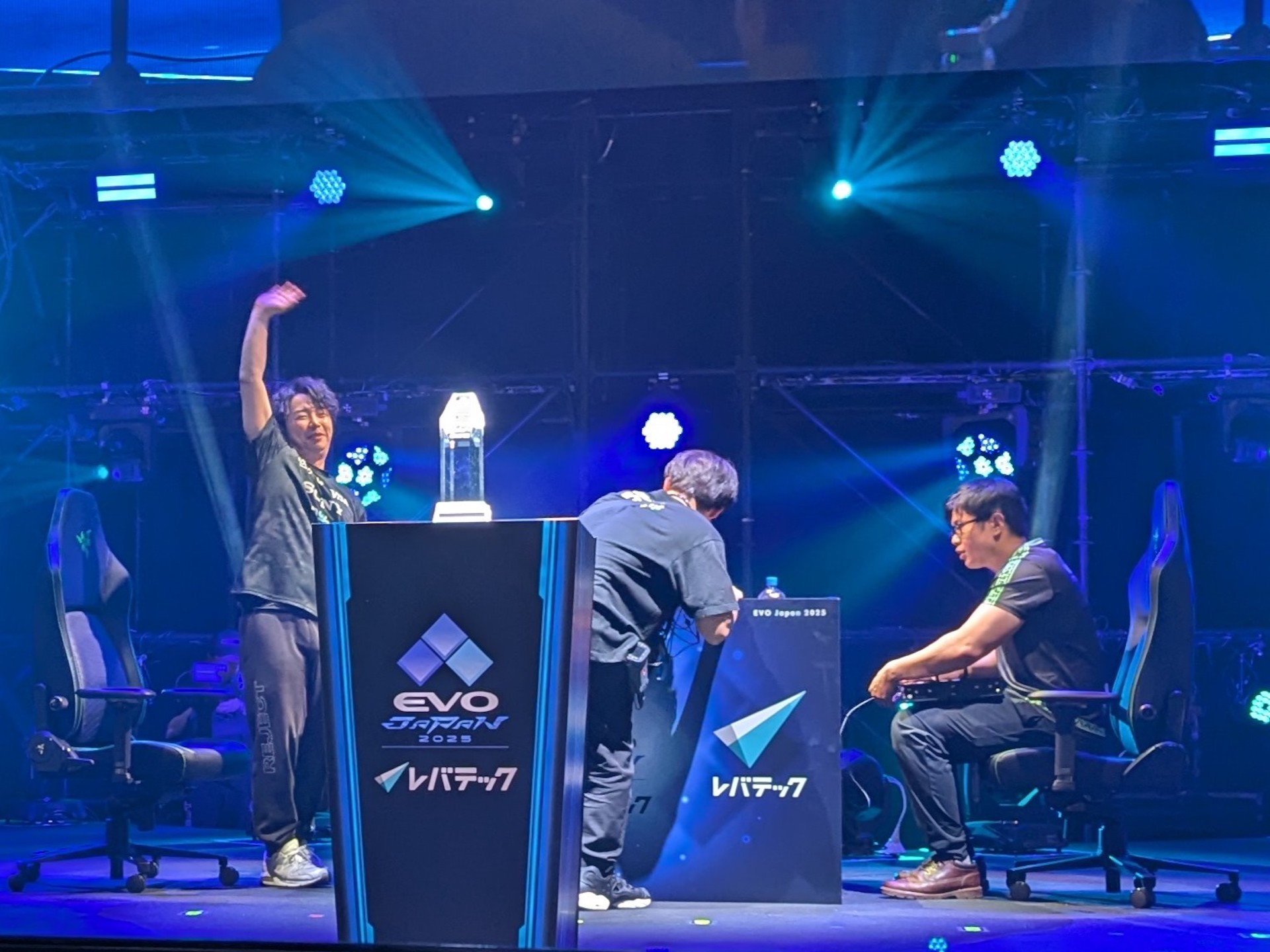 Losers3回戦はあきら選手とこばやん選手との1戦。試合前には声援をくれたファンに対して手を振って応える様子も見られた