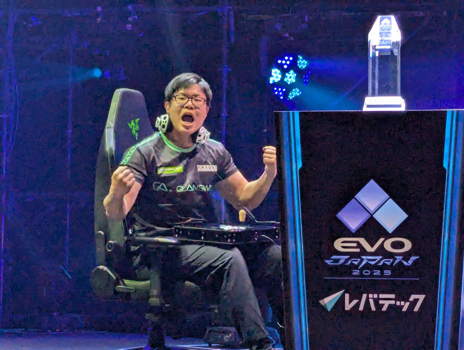 次のLosers Semi-Final、ももち選手とこばやん選手の1戦はこばやん選手が勝利！ガッツポーズが絵になる