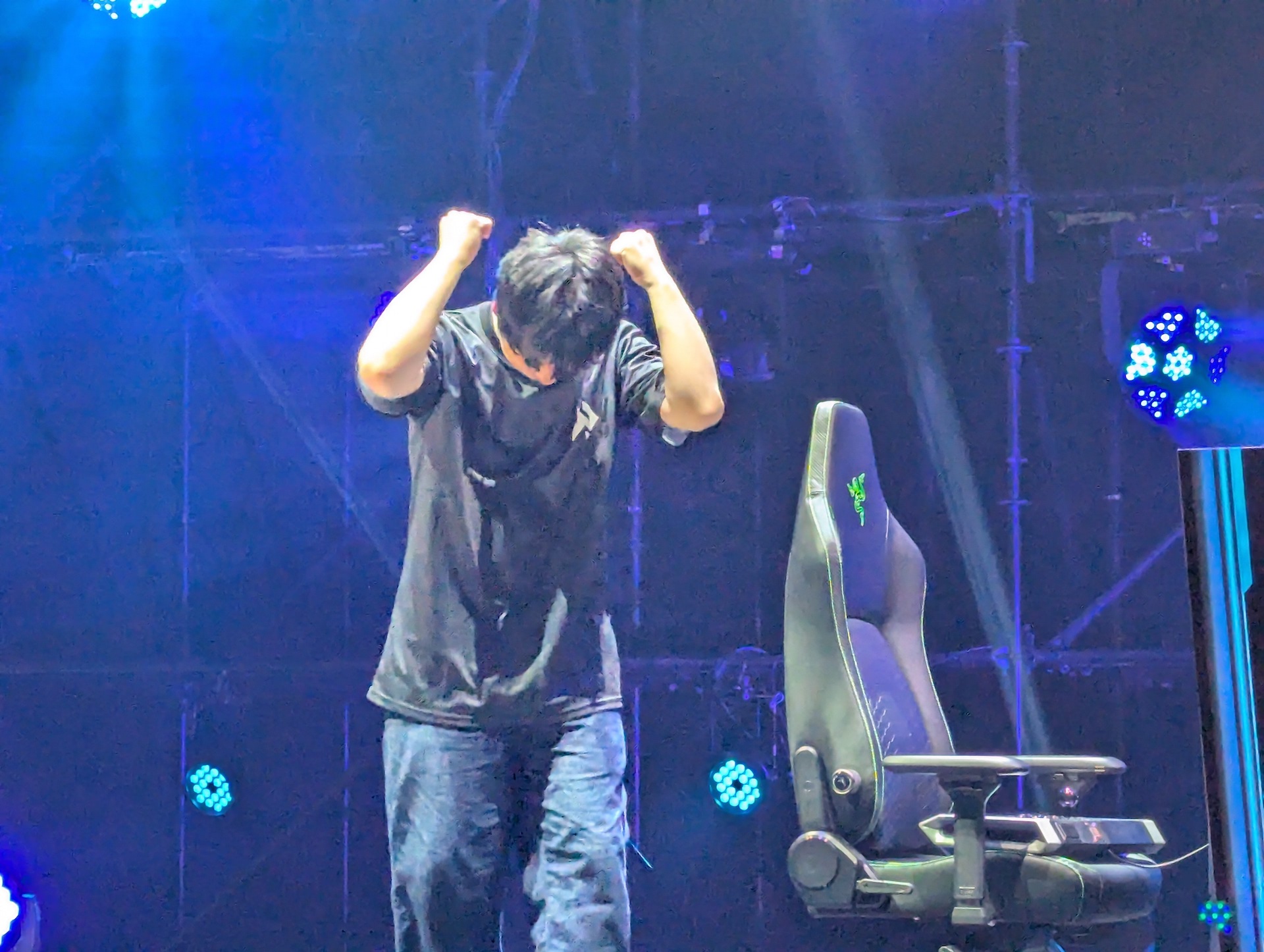 ガッツポーズを決めるりゅうきち選手