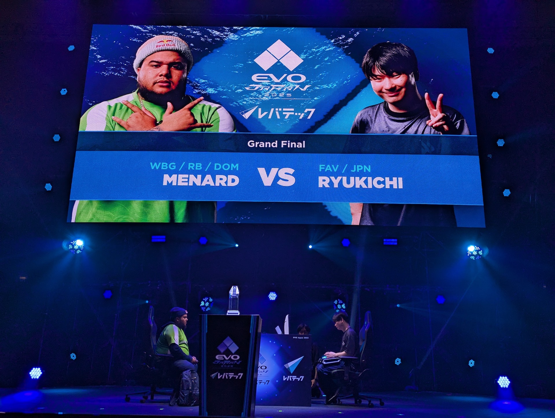 Grand Finalは本日無敗のMenaRD選手に対して、1度敗れたりゅうきち選手が再度挑む展開