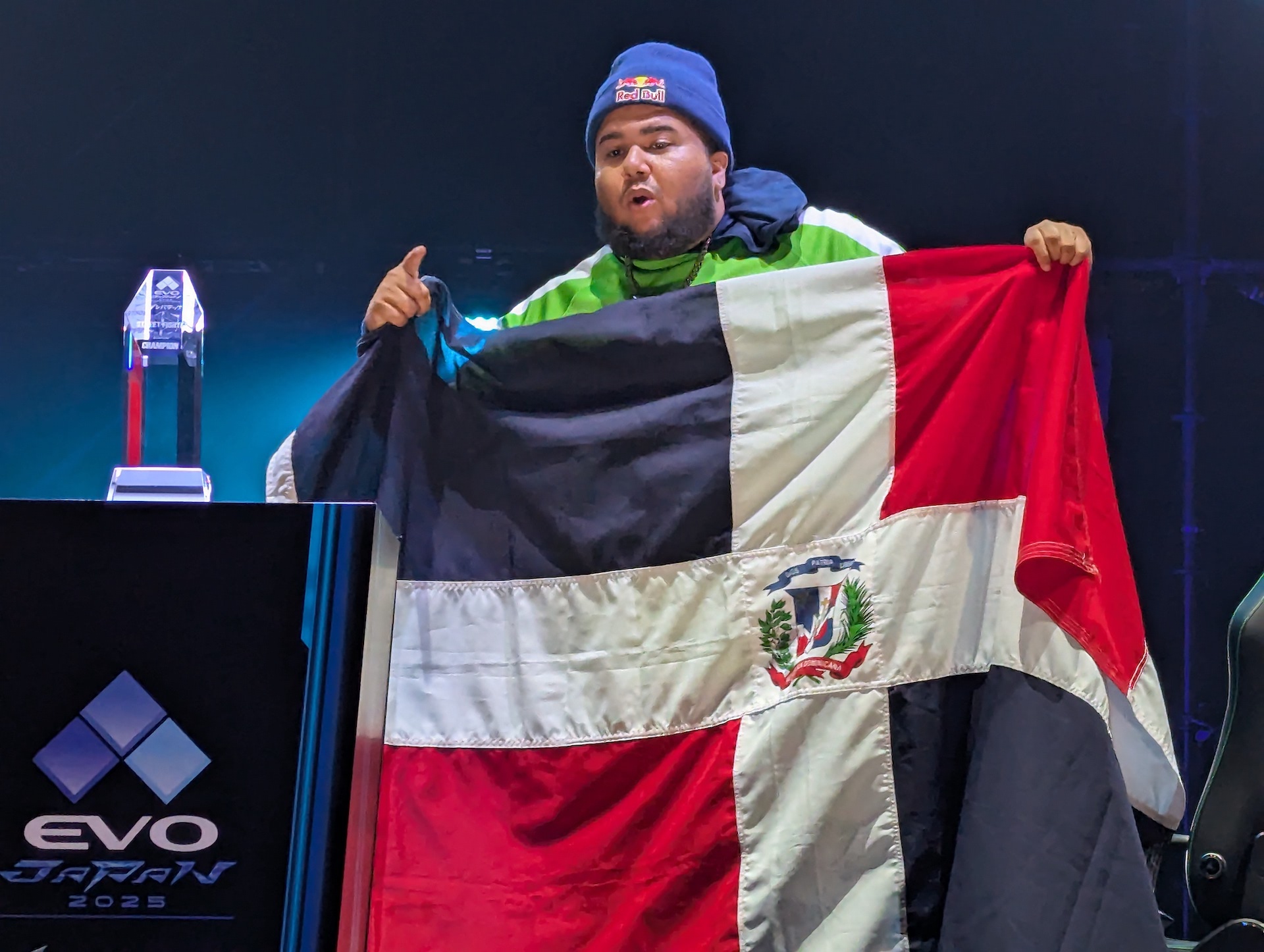 ドミニカ共和国の国旗を誇らしげに掲げるMenaRD選手