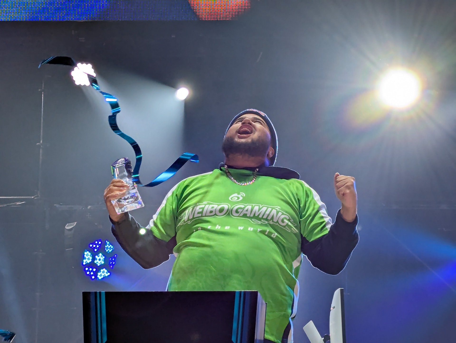 授与前のトロフィーを片手に吠える