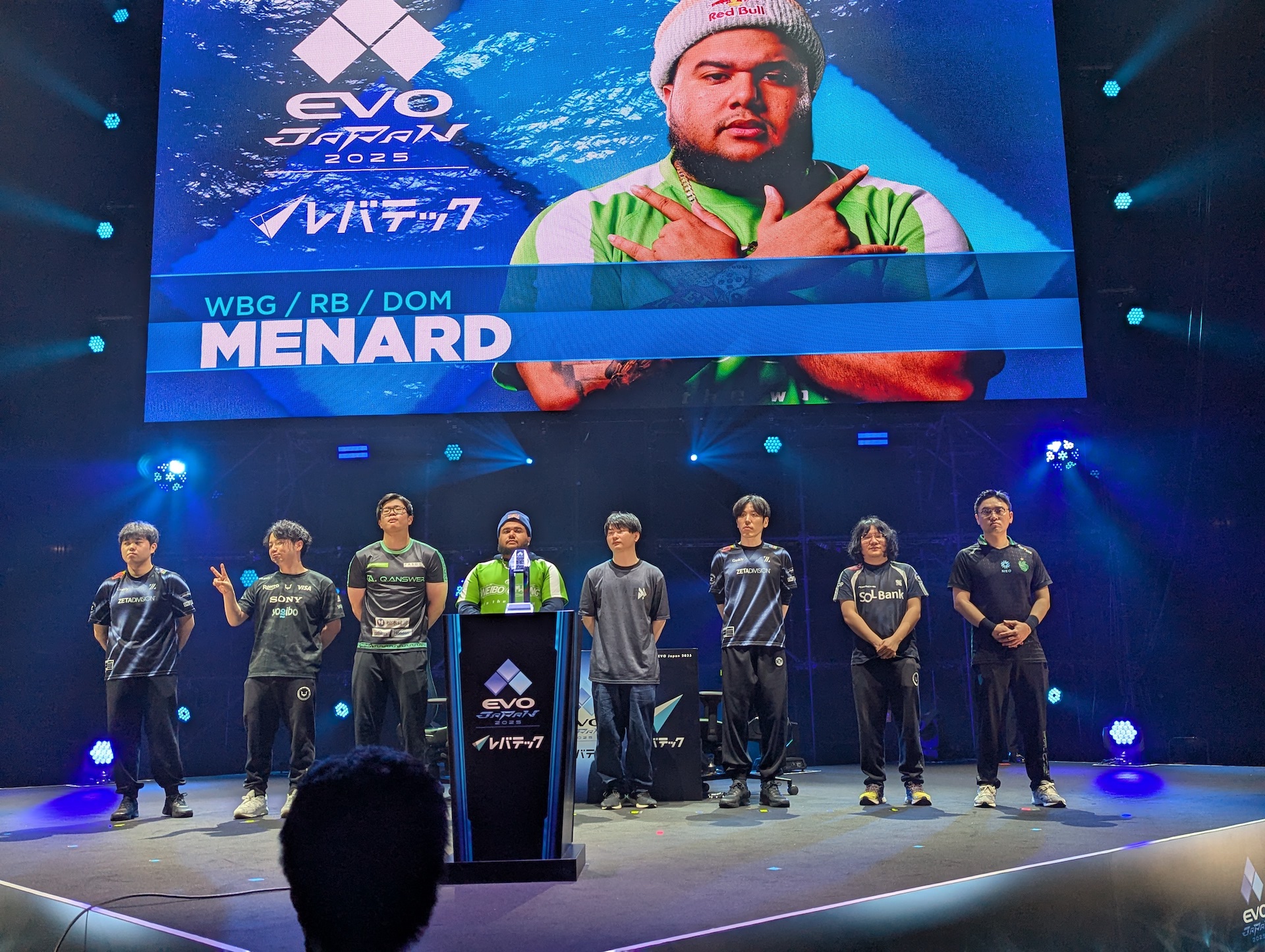 表彰式の様子。FINALSに勝ち残った8人の選手全員が再び壇上に上がった