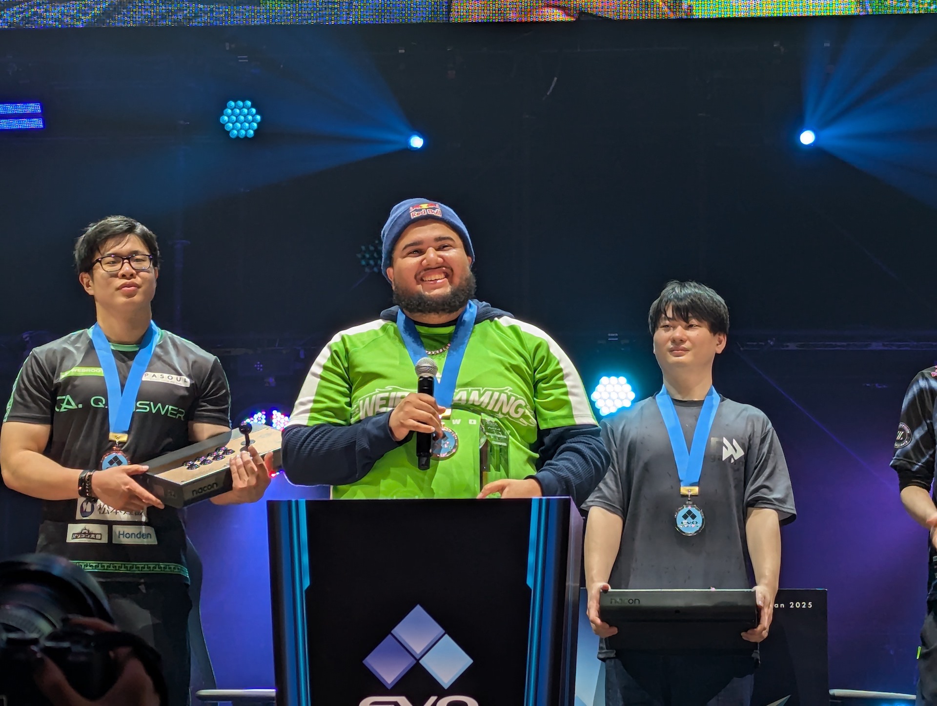 笑顔でマイクパフォーマンスをして見せるMenaRD選手