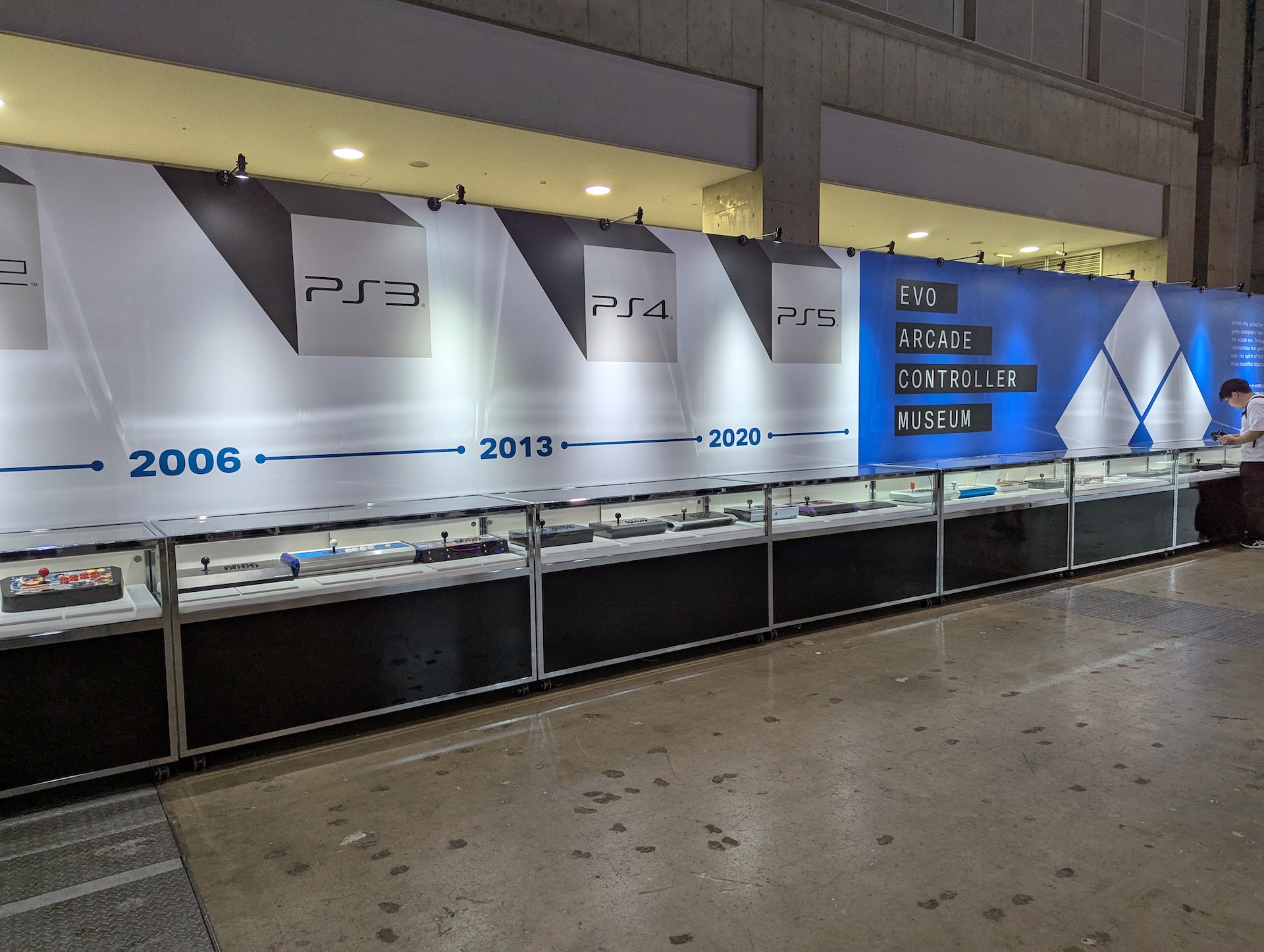 会場には「EVO ARCADE CONTROLLER MUSEUM」として、PS1の頃からの歴代アーケードコントローラーが展示されていた