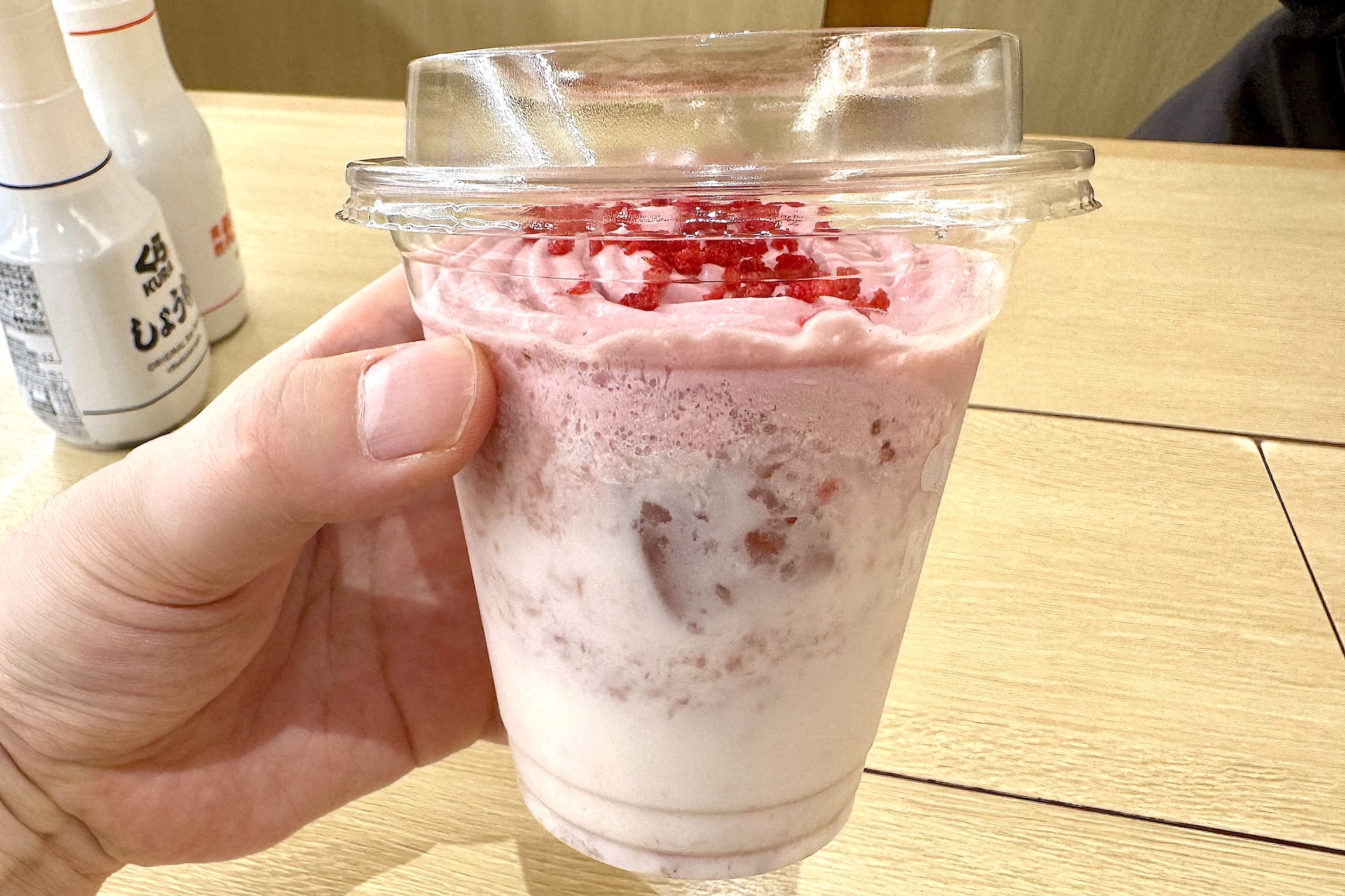 いちご感をたっぷり味わえる。カップの底から混ぜて飲むのがオススメ