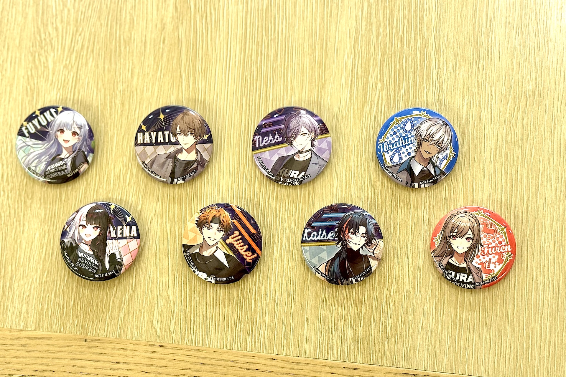缶バッジは全8種。表情がよくわかるバストアップイラストが嬉しい