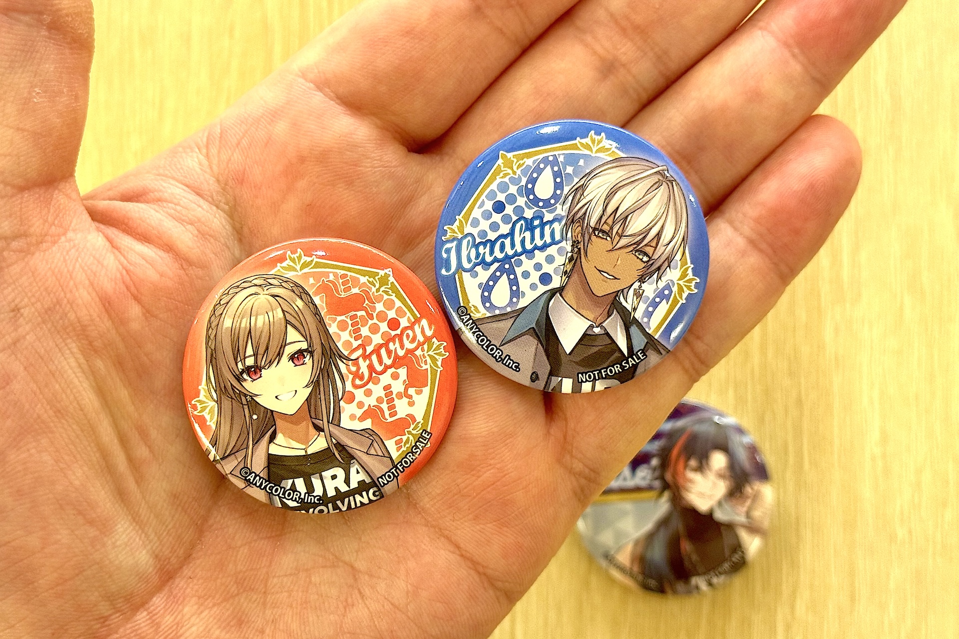 手に平に乗せてみるとこのサイズ感。友達同士でトレードし合うのも楽しそうだ