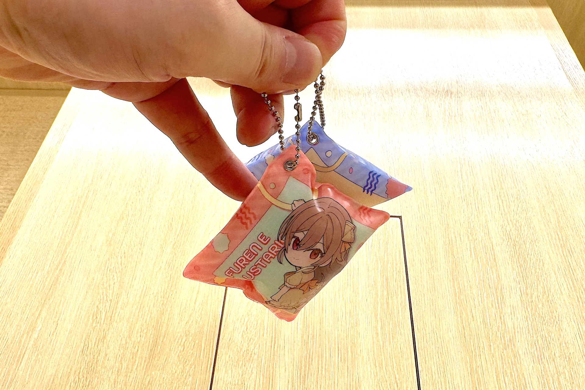 ボールチェーン付き。ジャラジャラとカバンに付けたりするもの良さそう