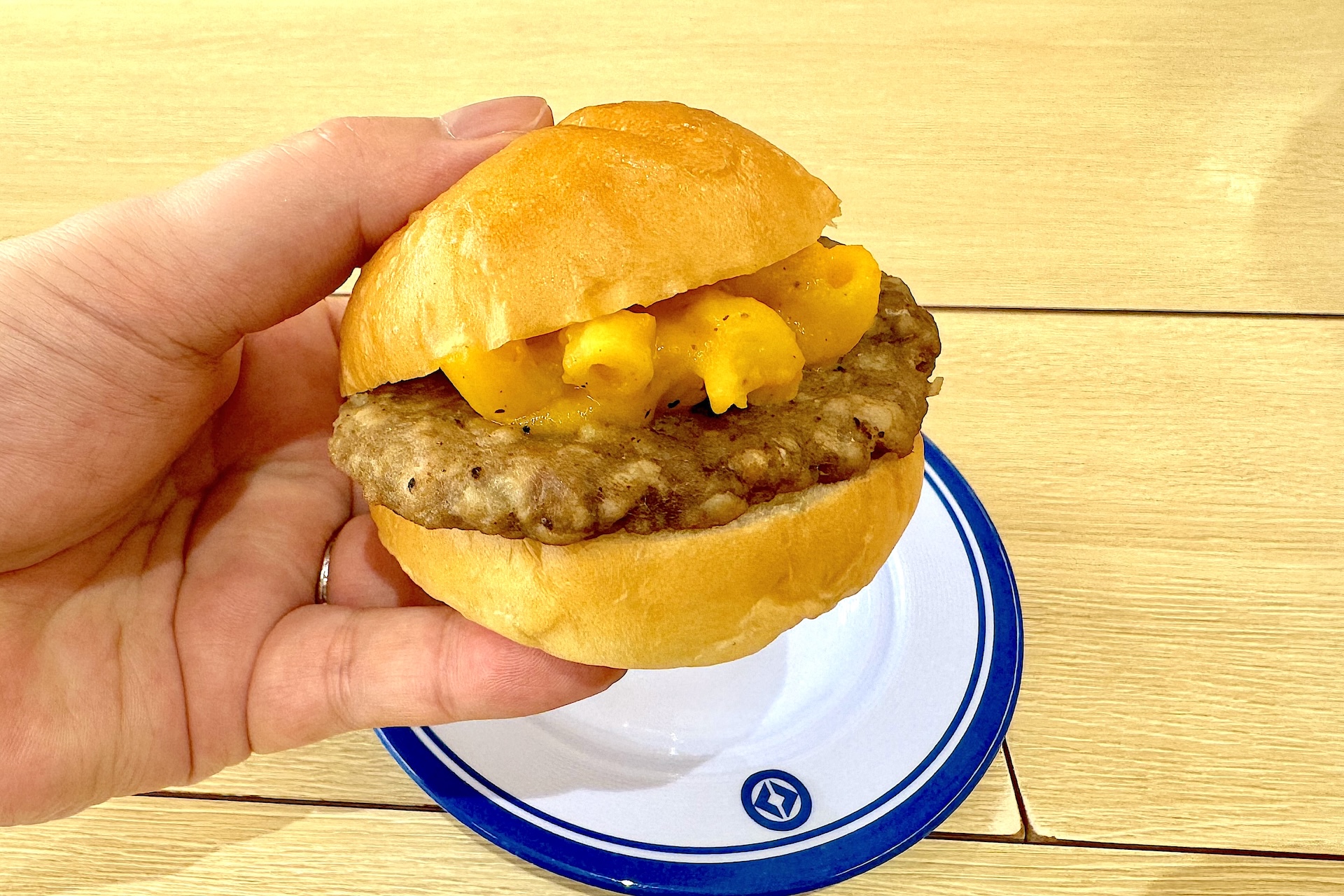 ハンバーグがバンズよりはみ出ている。デカい