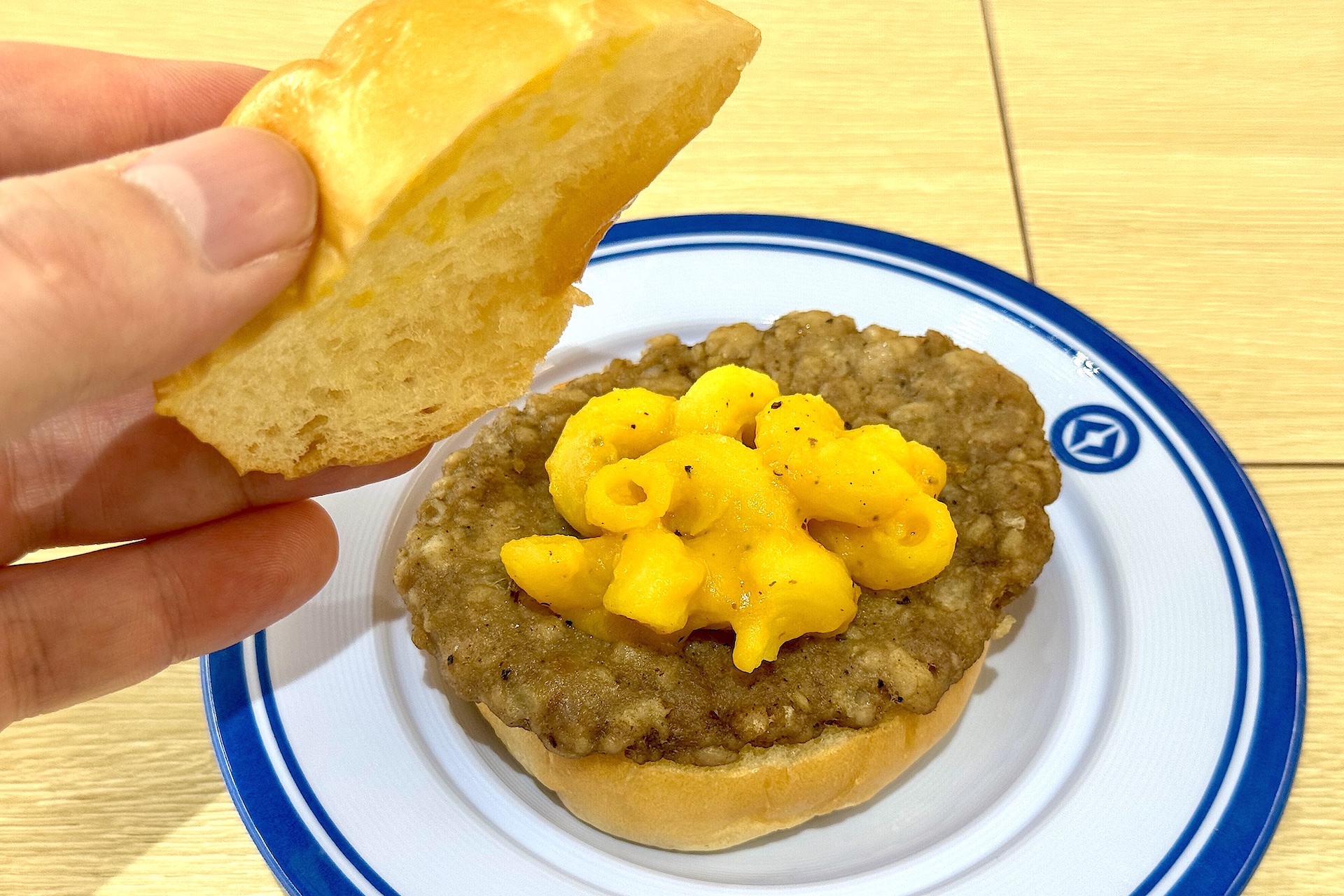 中はマカロニに絡めたチーズたっぷり。濃い目の味付けが食べ応え抜群