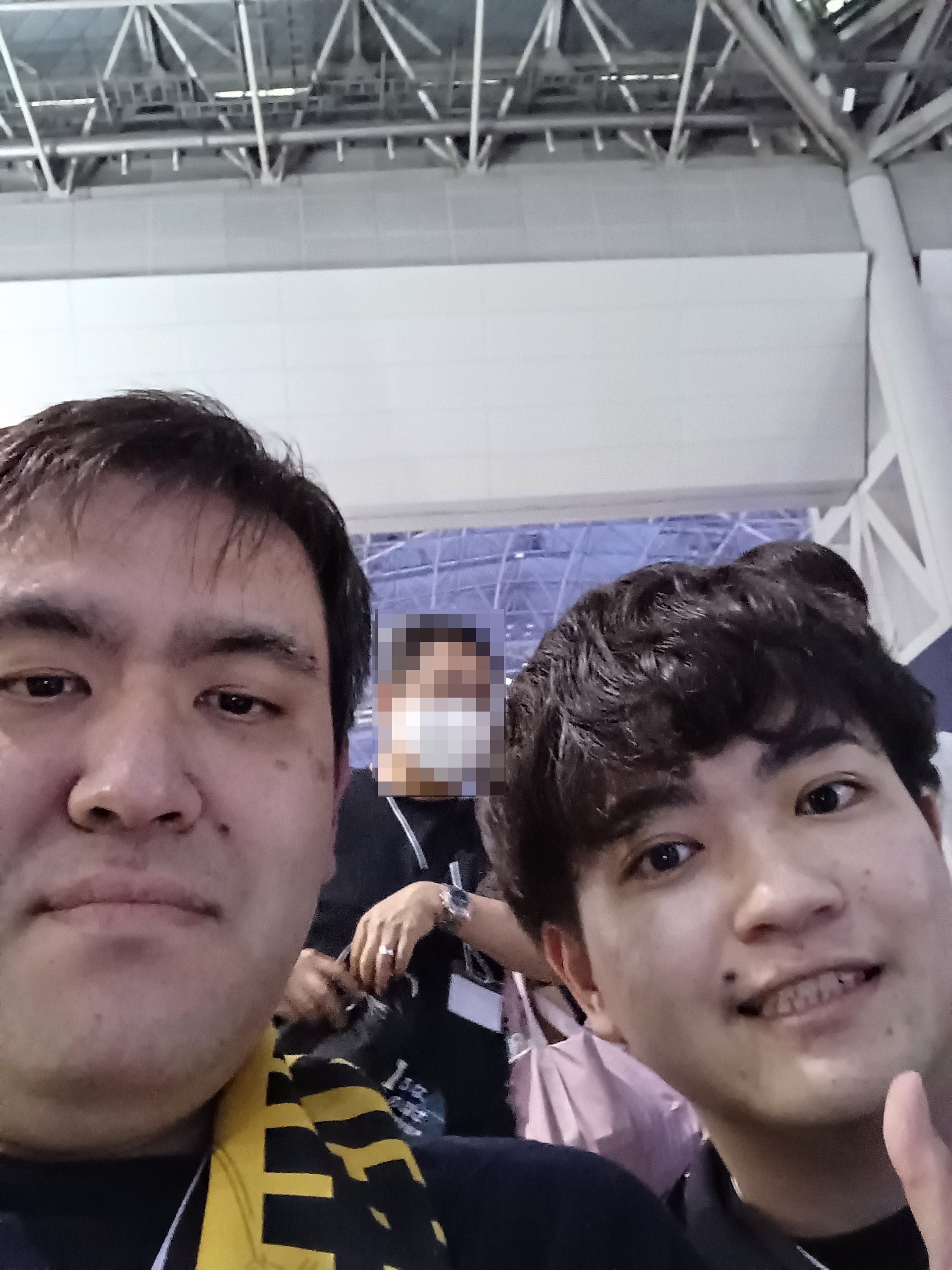 左が筆者、右側がKEISUKE選手。大事なTEKKEN World Tour2025の開幕戦であるにも関わず、こちらのお願いに全て快諾してくださった