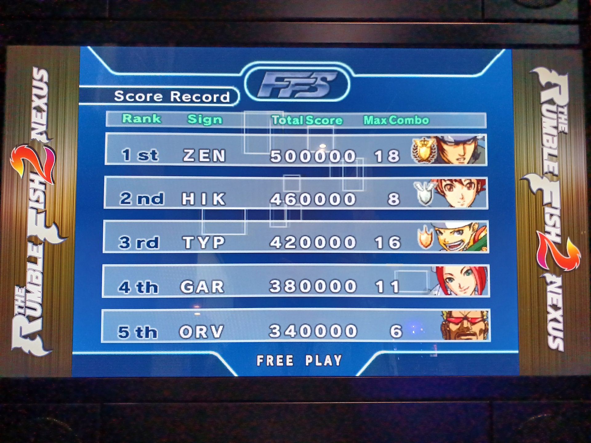 こちらはアーケード筐体「exA-Arcadia」の公式ブース。東京ビッグサイト内に突然ゲーセンが現われた!? と思わんばかりの出で立ちだ。本筐体ですでに遊べるタイトルや、最新作が無料でプレイでき、お金を払わずにスタートボタンを押して対戦が行なえる様は昔のゲームセンターで行なわれていたゲーム大会のようだった