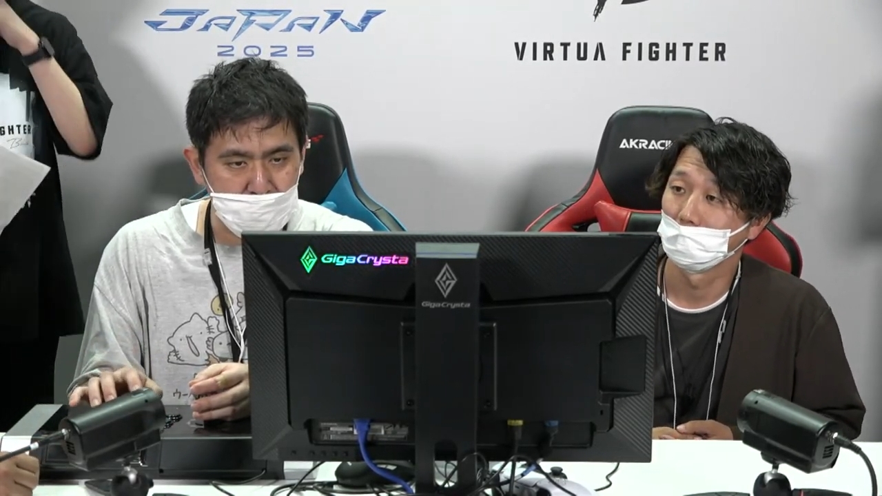 左（2Pサイド）が筆者だ