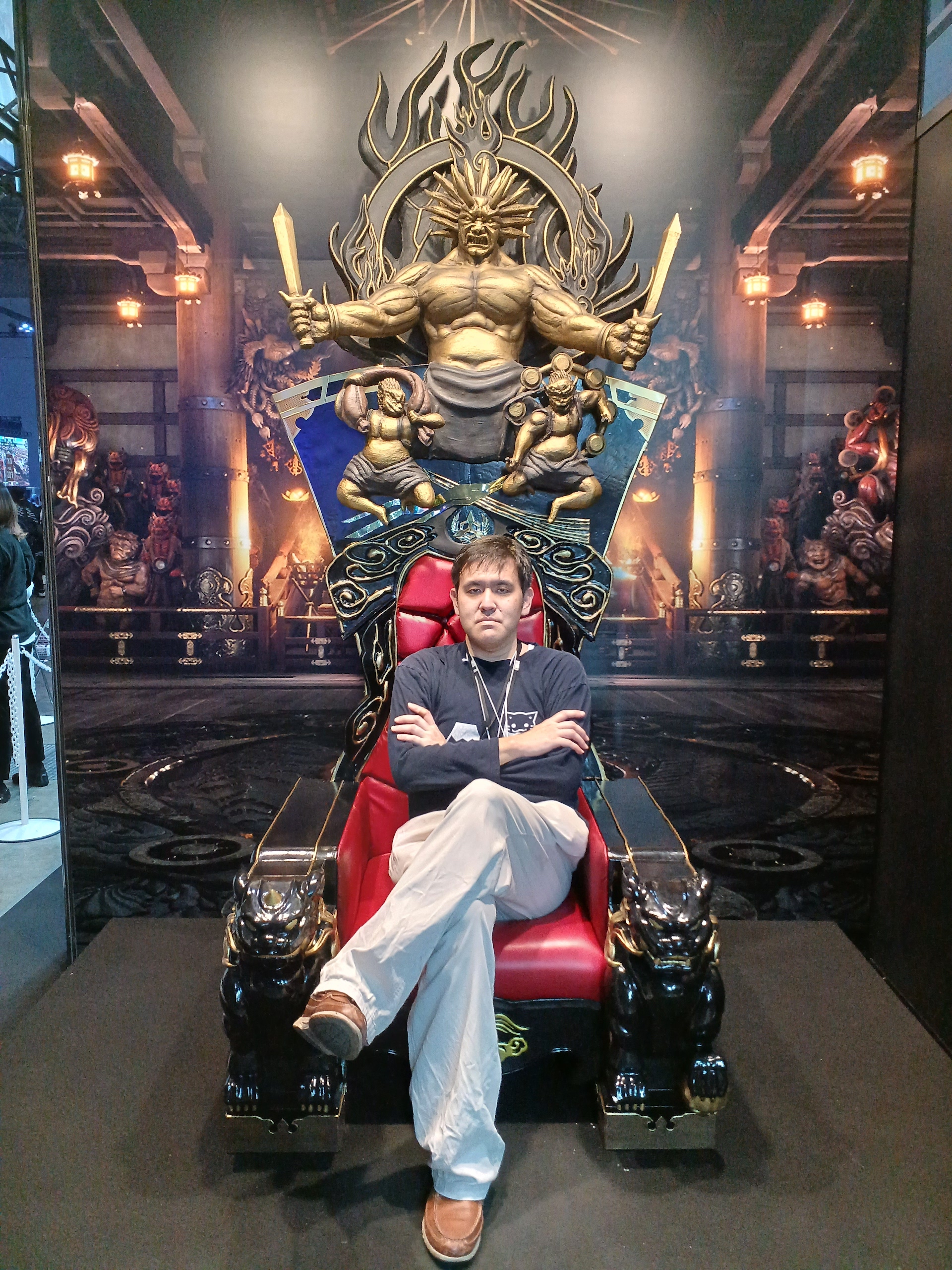 ゲーム内でも麗奈との大きさのギャップに驚くが、現物をものにすると本当に巨大な椅子で圧倒されていた。完全にこれは一種のアトラクションだった