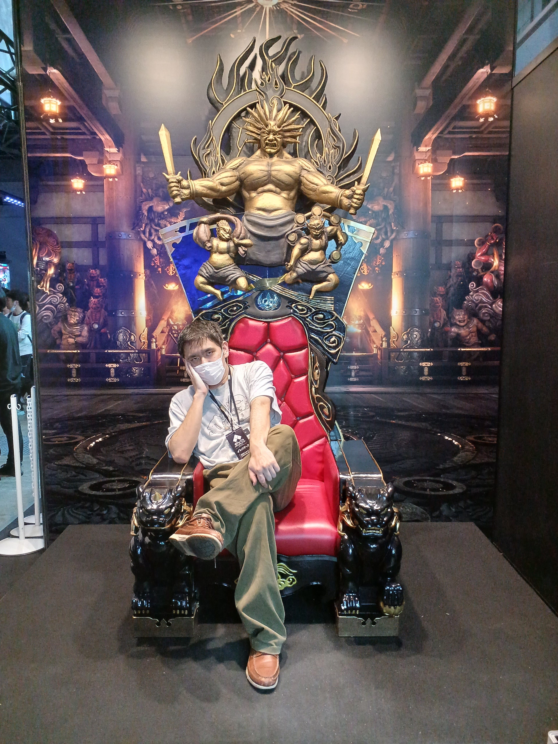 ゲーム内でも麗奈との大きさのギャップに驚くが、現物をものにすると本当に巨大な椅子で圧倒されていた。完全にこれは一種のアトラクションだった