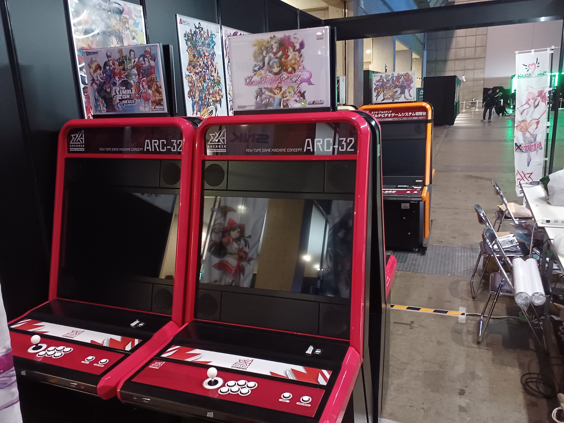 こちらはアーケード筐体「exA-Arcadia」の公式ブース。東京ビッグサイト内に突然ゲーセンが現われた!? と思わんばかりの出で立ちだ。本筐体ですでに遊べるタイトルや、最新作が無料でプレイでき、お金を払わずにスタートボタンを押して対戦が行なえる様は昔のゲームセンターで行なわれていたゲーム大会のようだった