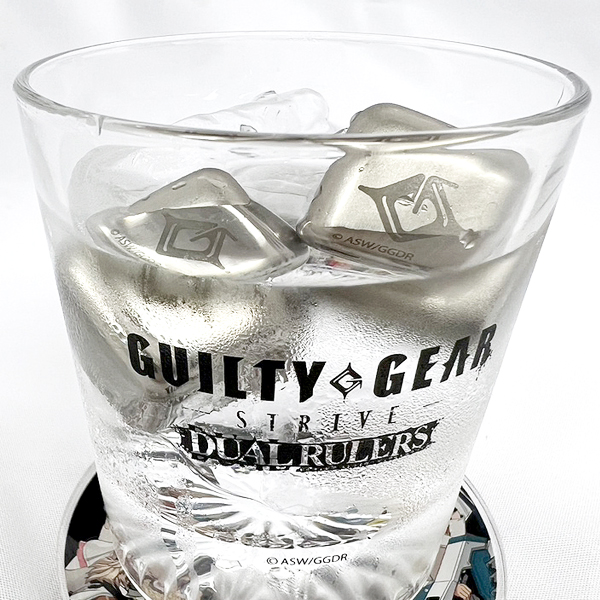 美しいカッティングが施された、東洋佐々木ガラス製のロックグラス