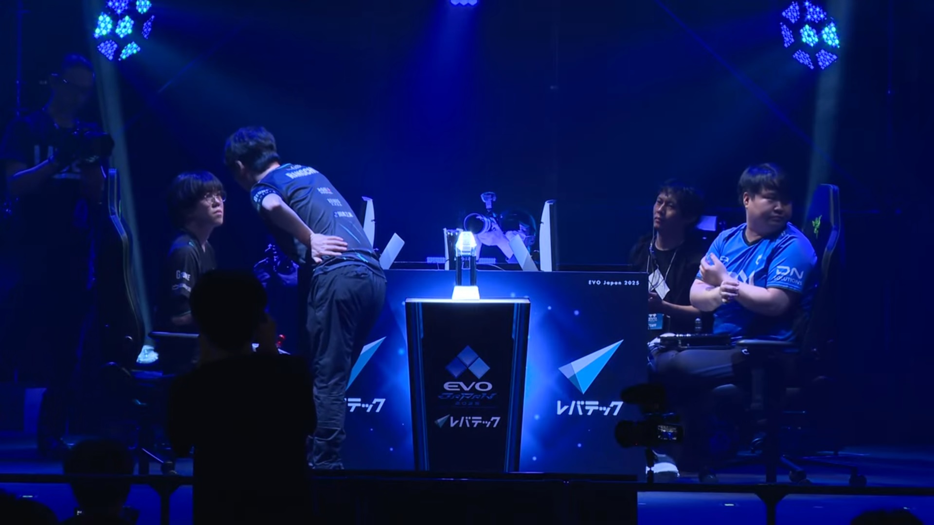 2試合を取られるとここで敗退となる両者。試合を取られた際、敗北した側のみコーチを要請できた。PINYA選手が勝利した後はMeo-IL選手が勝利したので、双方のコーチング風景が見られる貴重な試合となった