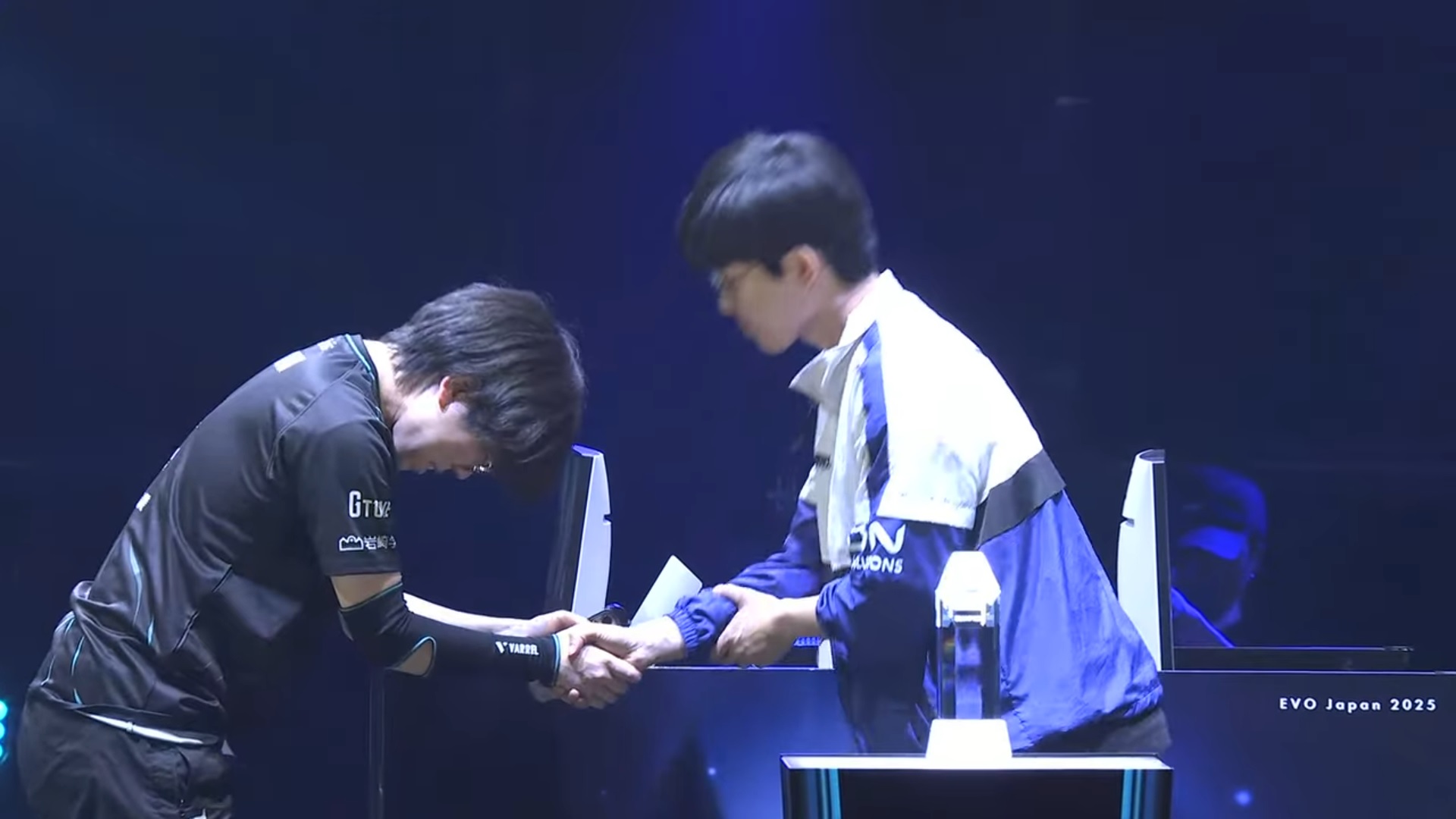 「負けられないっす」の一言に込められた気持ちが伝わるかのごとく感情あふれるプレイをしていたPINYA選手。操るレイヴンというキャラクターはクールに任務を遂行するキャラクターだが、彼自身はガッツポーズや、Xでは勝ち上がった際には気を吐くようなポストをしていた。惜しくもここで敗退であるが、いいプレイを観させて頂いた