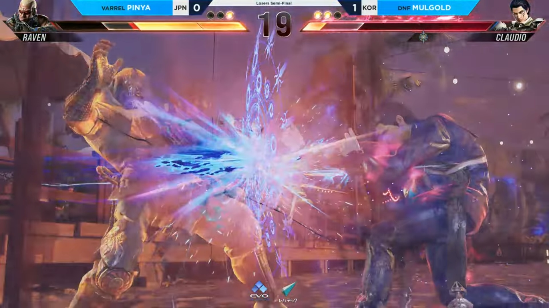 EVO Japan 2024では、壁の活用が光っていたのが覇者・CHIKURIN選手のリリだった。壁に追い詰め、相手が回避しにくいセットプレイへ連携して一気に体力を奪う。この択一攻撃の命中率の高さを昨年筆者は「魔法」と例えたが、今年の魔法使いはMulgold選手だった