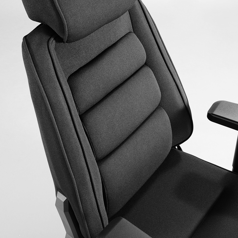 背面に備えられた3つのクッションが耐圧を分散し、腰・背中にかかる負担も軽減。“戦う”姿勢のみならず休息時間もサポートする仕様