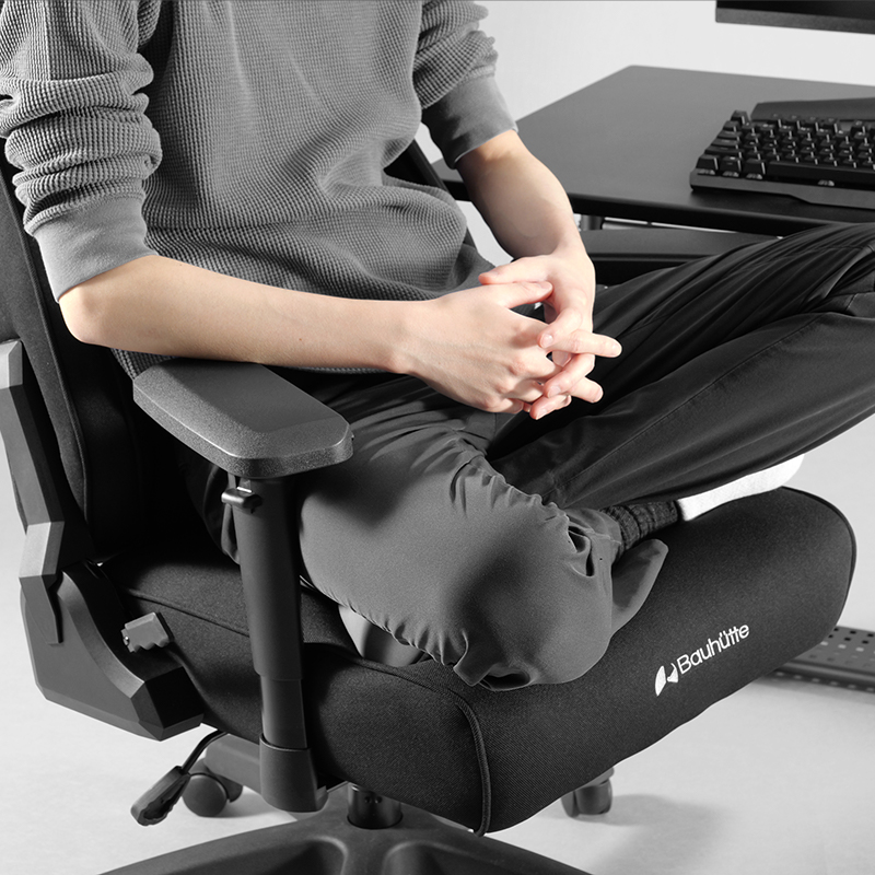 フラットな座面：サイドのせり上がりを無くした、フラットな座面形状。幅広であぐらもかきやすい