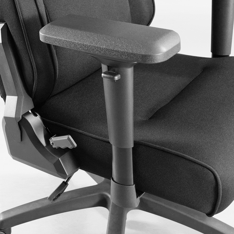 4Dアームレスト：上下（昇降）・前後・左右（首振り）・幅寄せの4方向に可動。体格やプレイスタイルにあわせて、最適なポジションにセットできる