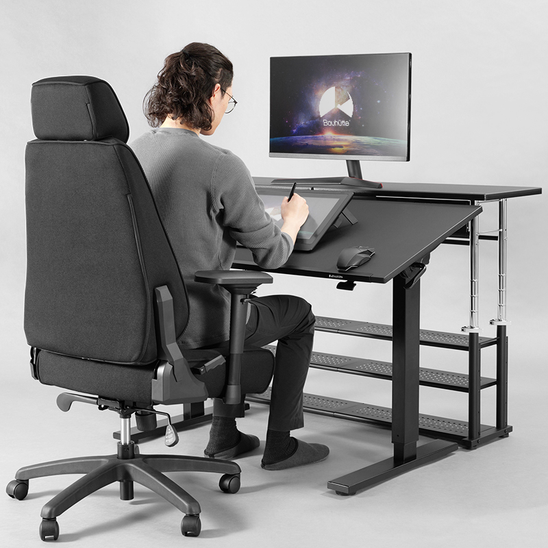 クリエイターの作業環境にも：猫背にならずに前傾姿勢を保てるので、手元の細かな作業にも快適に集中できる