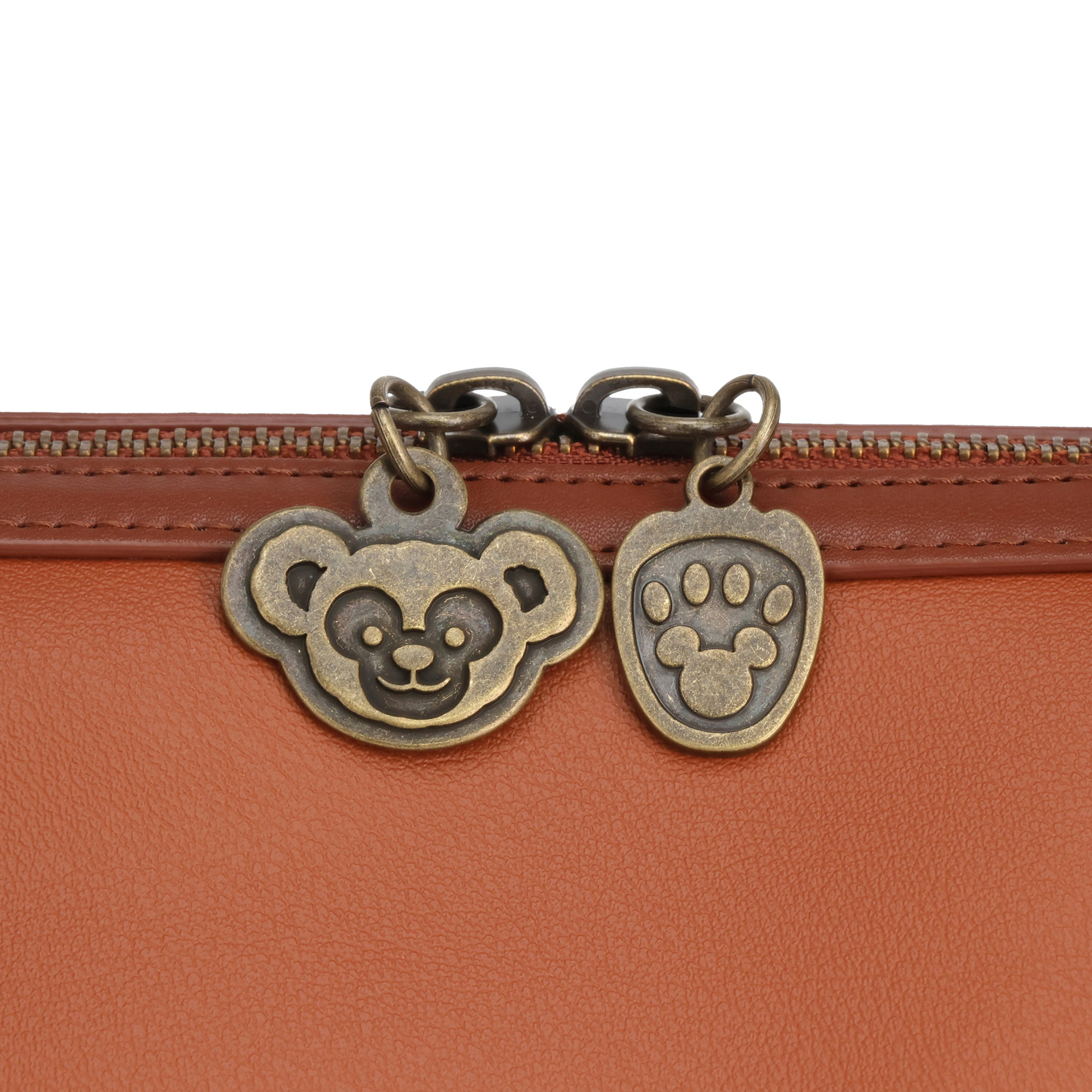 ファスナーにはダッフィーのチャームが付いている